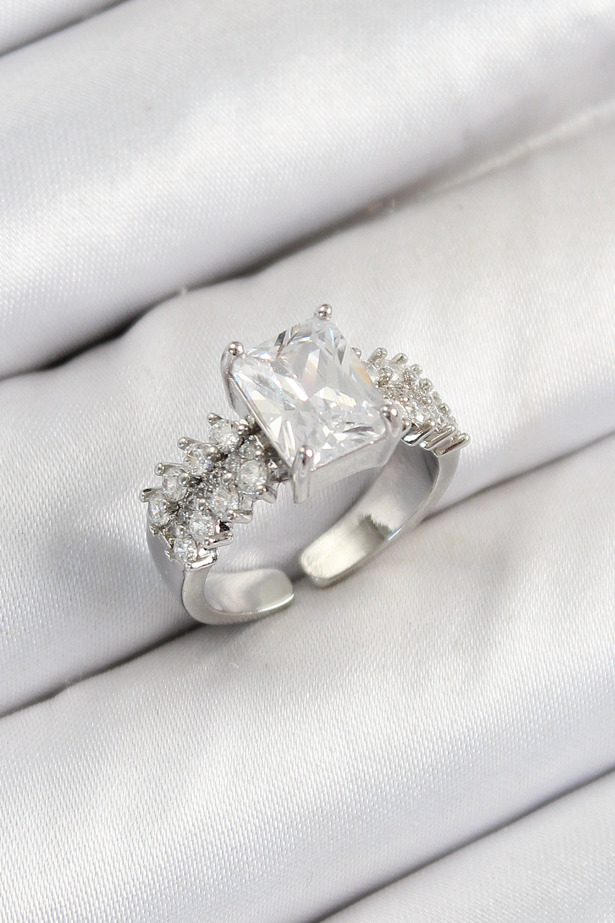 Pirinç Büyük Zirkon Taşlı Model Gümüş Renk Kadın Yüzük-0