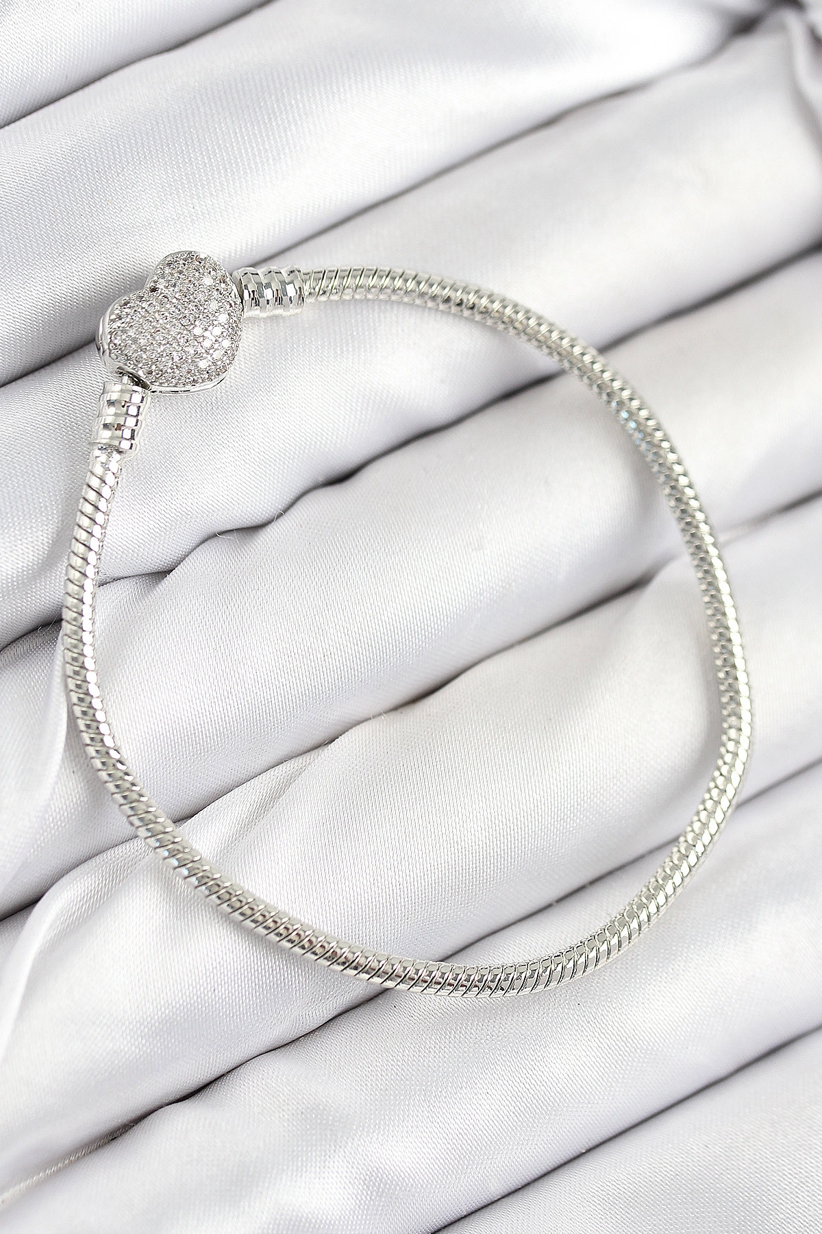 Pirinç Charm Zirkon Taşlı Kalp Model Gümüş Renk Kadın Bileklik-0