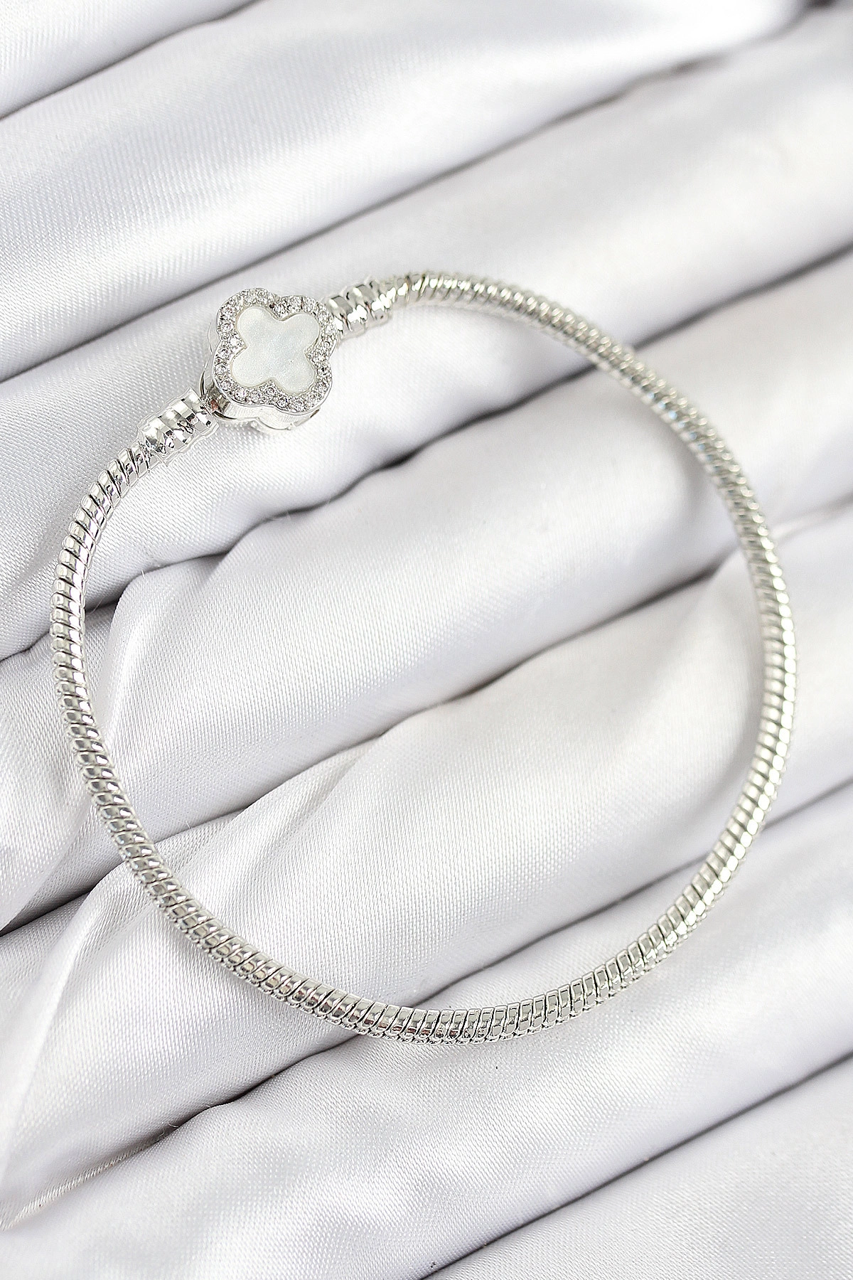 Pirinç Charm Zirkon Taşlı Yonca Model Gümüş Renk Kadın Bileklik-0