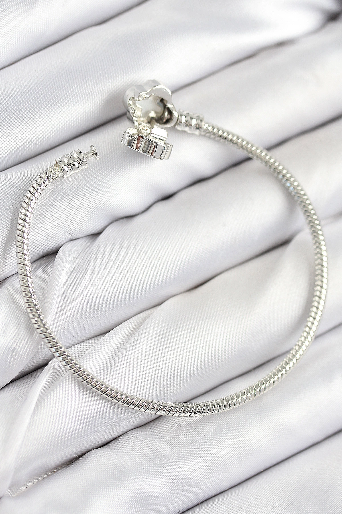 Pirinç Charm Zirkon Taşlı Yonca Model Gümüş Renk Kadın Bileklik-1