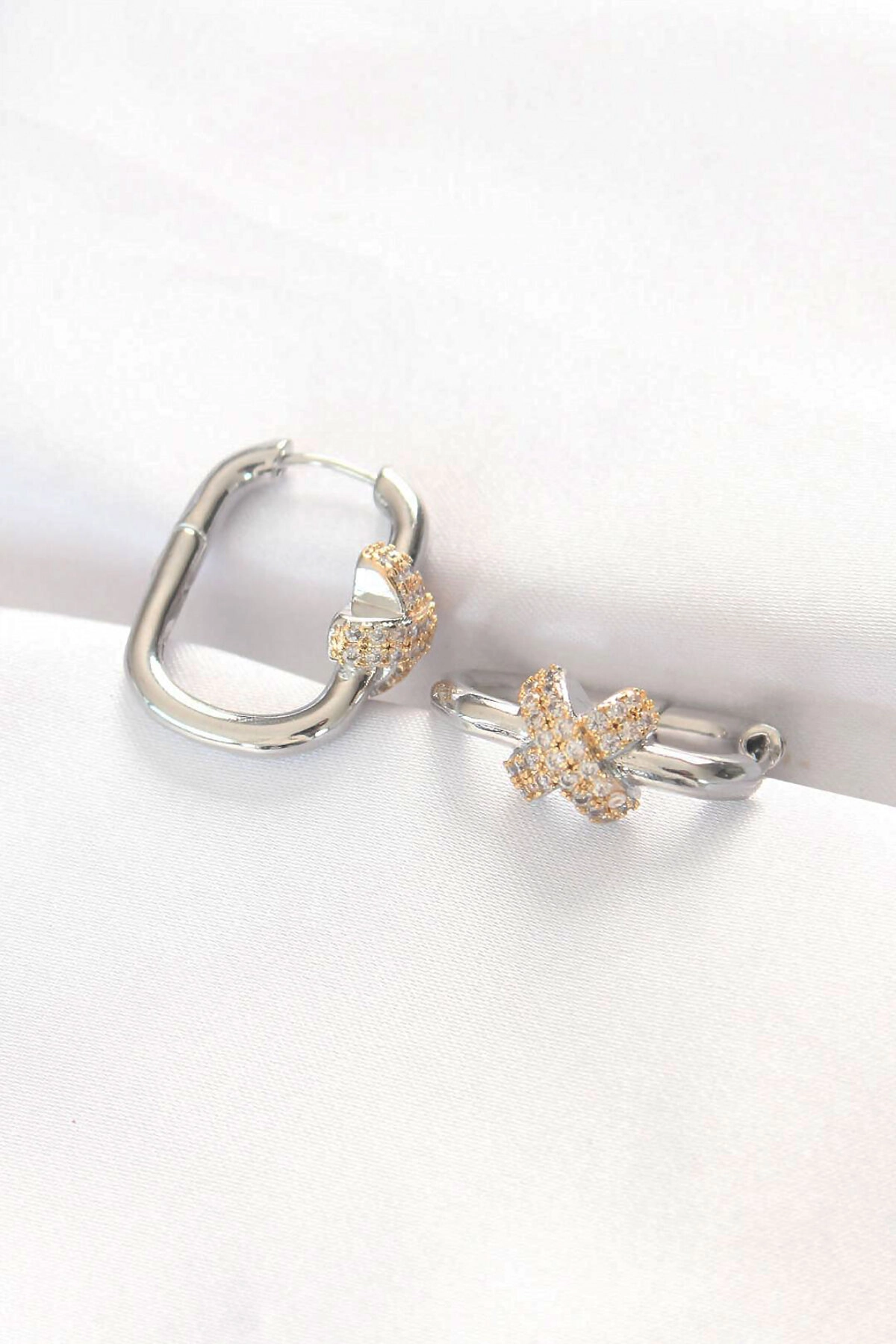 Pirinç Çift Renk Taşlı X Tasarımlı Dikdörtgen Küpe-0