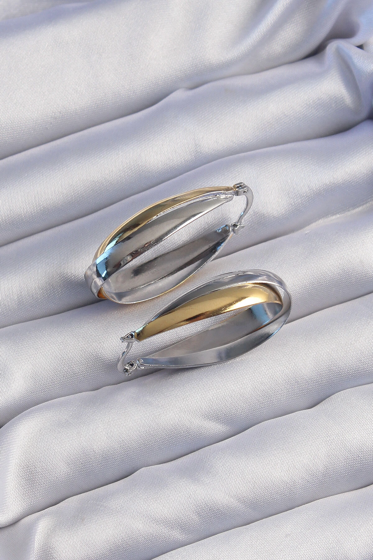 Pirinç Gold Gümüş Renkli Uzun Kıvrımlı Küpe-0