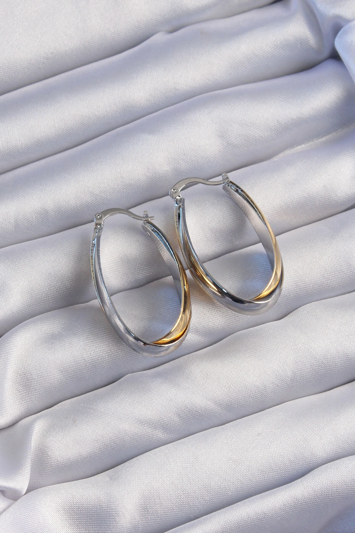 Pirinç Gold Gümüş Renkli Uzun Kıvrımlı Küpe-1