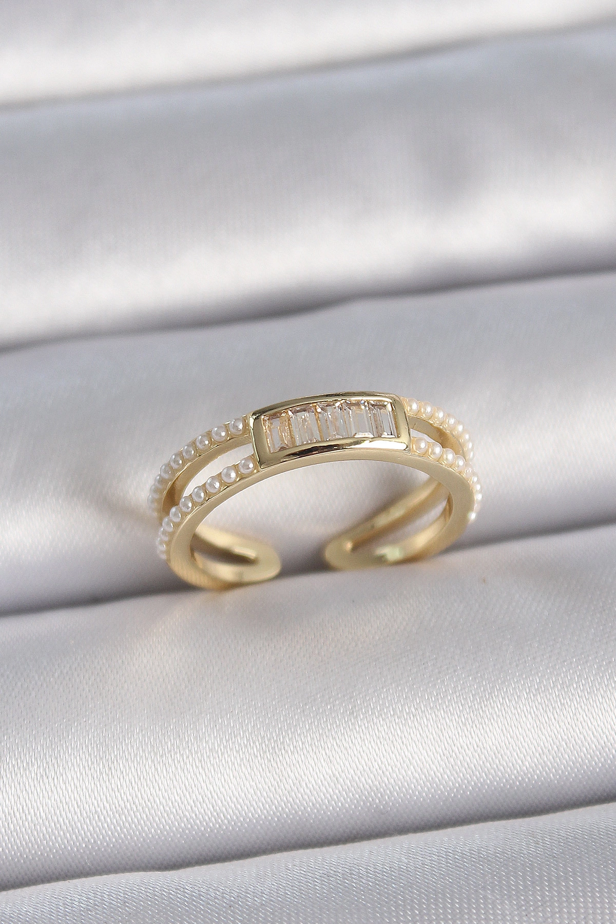 Pirinç Gold Renk Ayarlanabilir Sıralı İncili Zirkon Taş Detaylı Kadın Yüzük-0