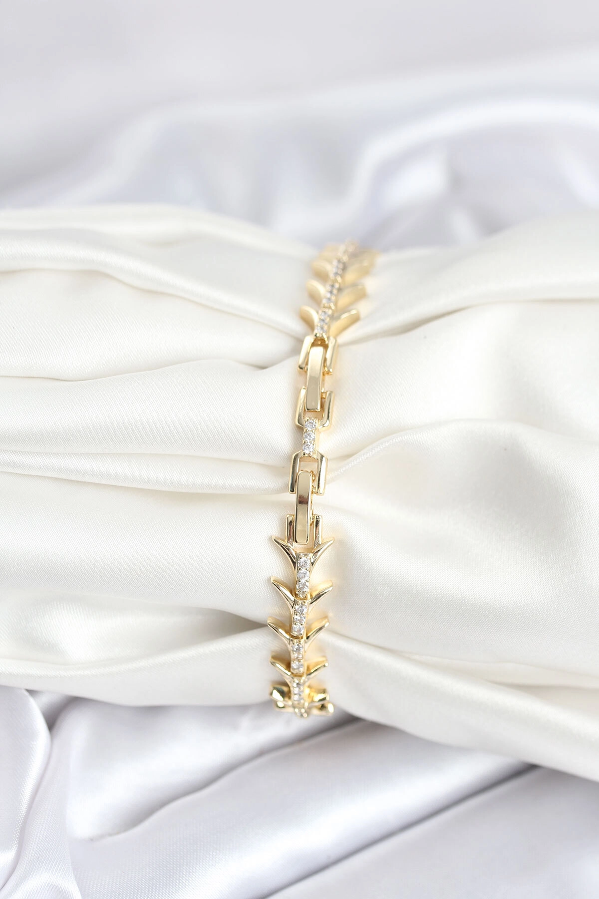 Pirinç Gold Renk Balık Sırtı Model Zirkon Taşlı Kadın Bileklik-1