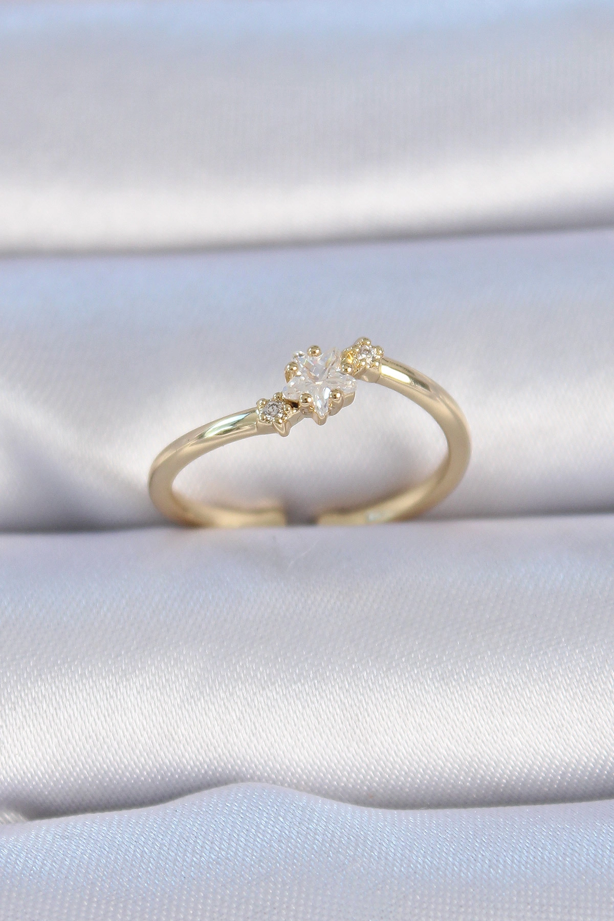 Pirinç Gold Renk Beyaz Çiçek Model Zirkon Taş Detay Kadın Yüzük-0