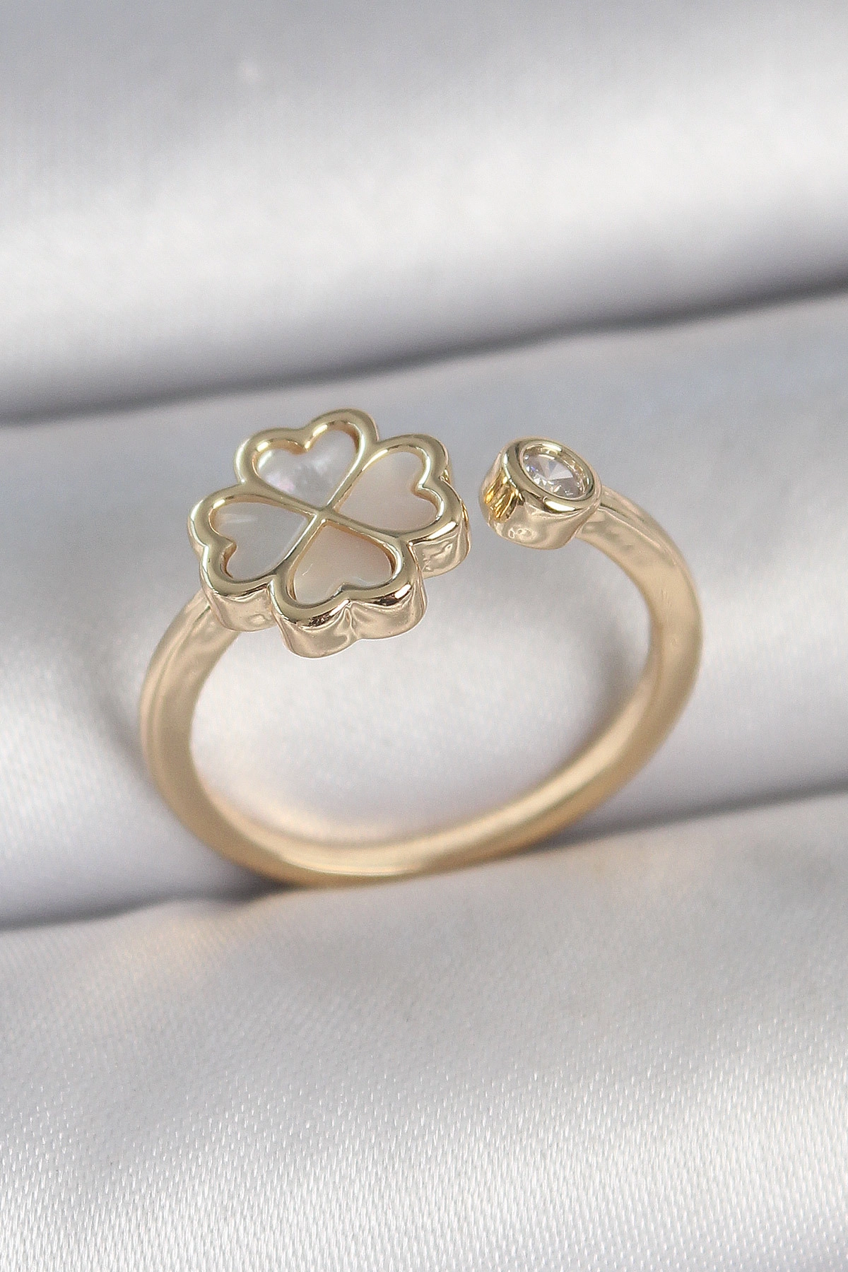 Pirinç Gold Renk Beyaz Mineli Yonca Model Zirkon Taş Detay Ayarlanabilir Kadın Yüzük-0