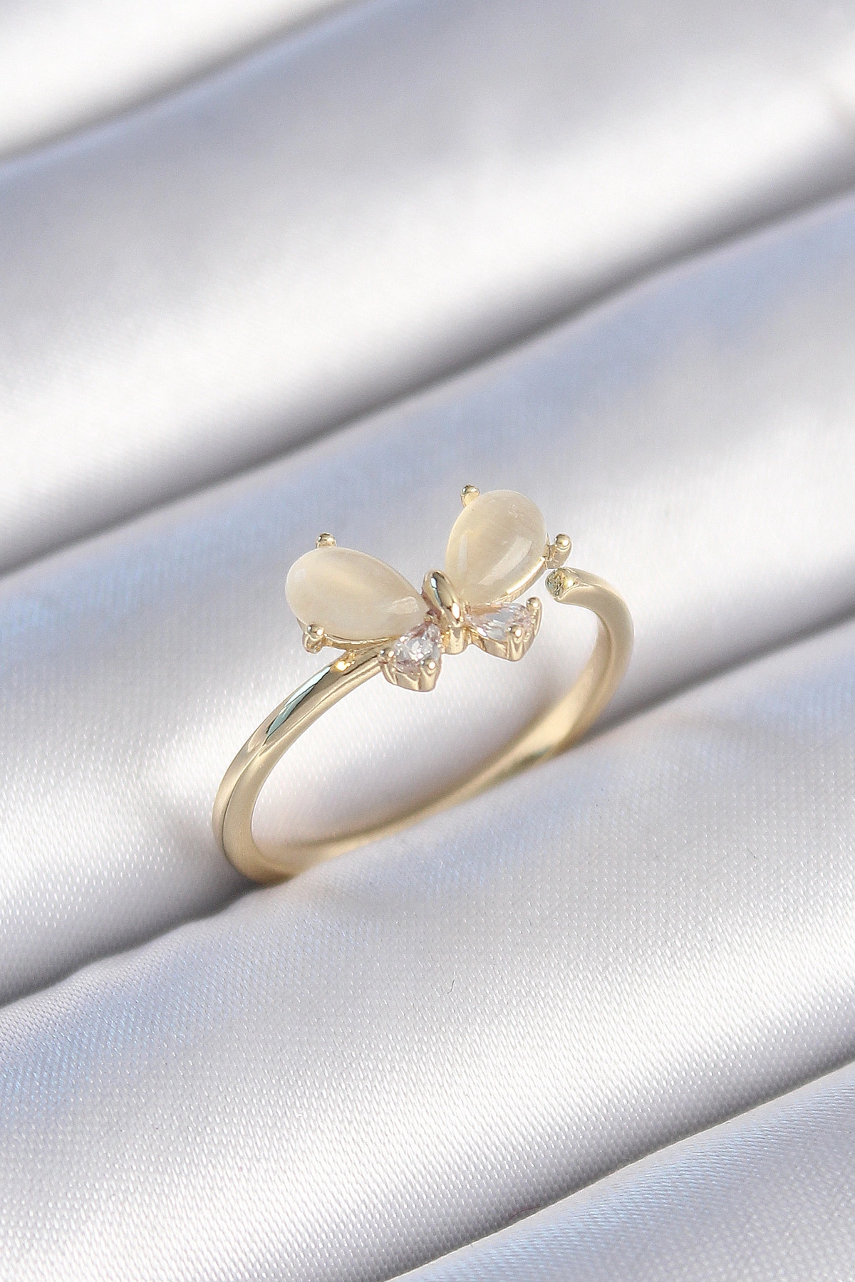 Pirinç Gold Renk Beyaz Mineli Zirkon Taşlı Kelebek Model Kadın Yüzük-0