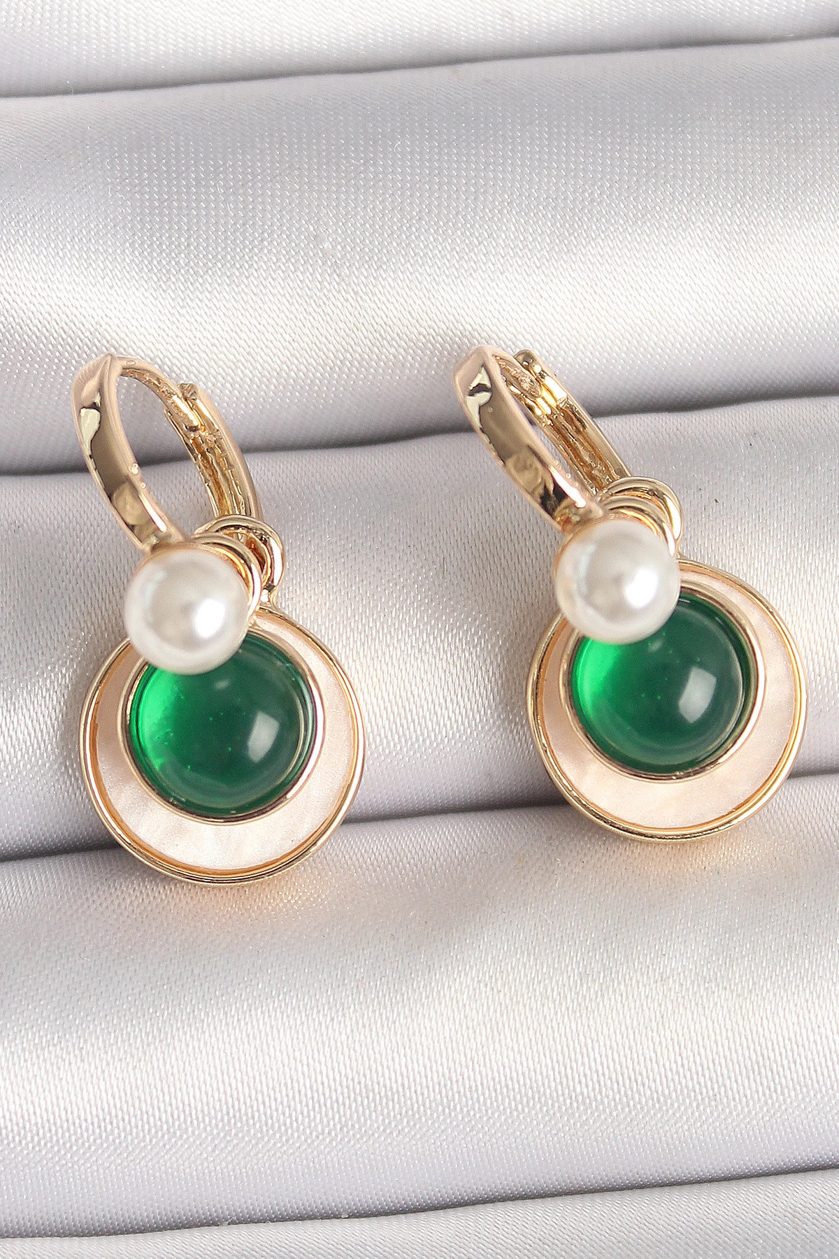 Pirinç Gold Renk Beyaz Yeşil Sallantı Mineli Kadın Küpe-0