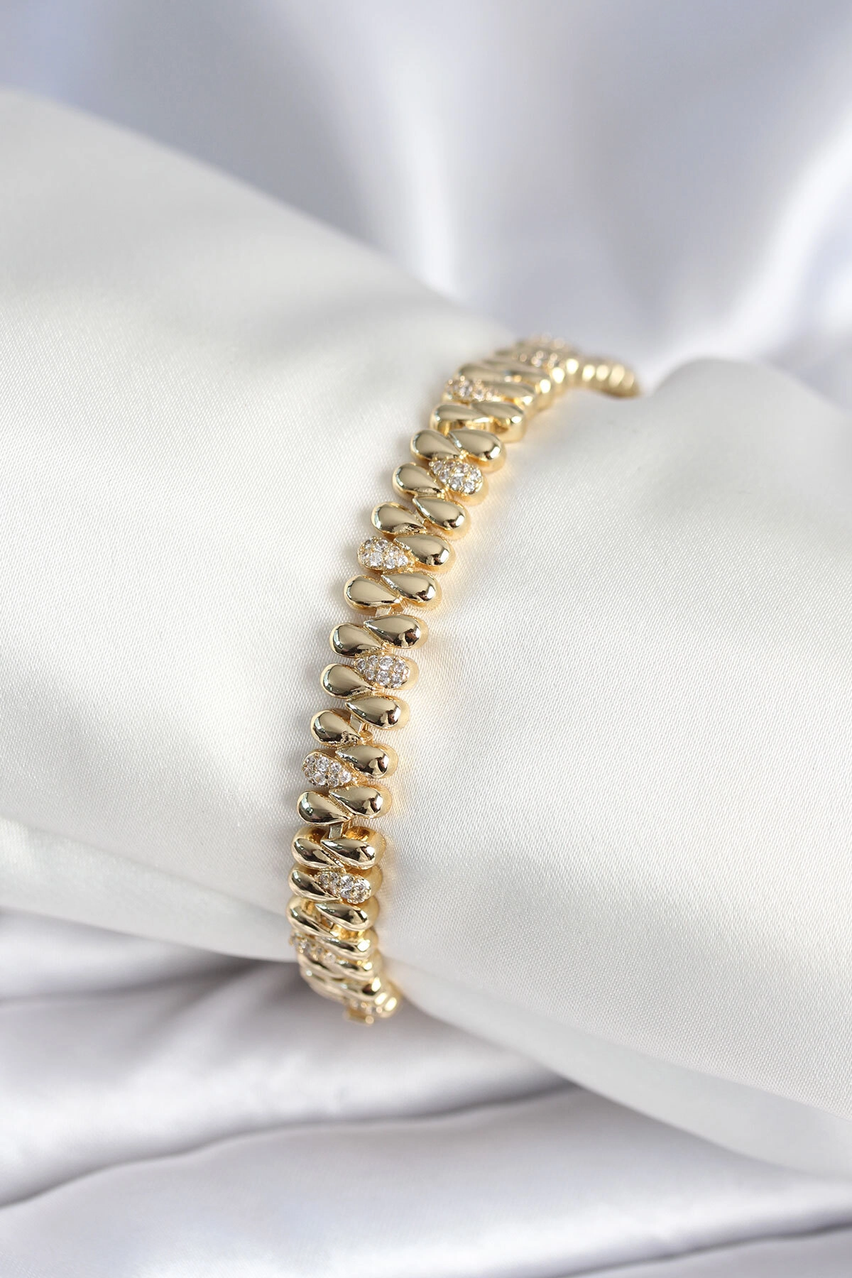 Pirinç Gold Renk Damla Model Zirkon Taşlı Kadın Bileklik-0