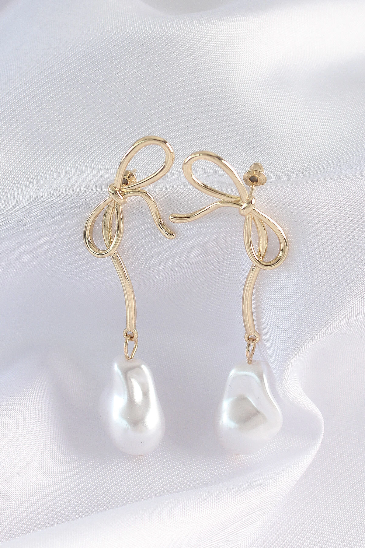 Pirinç Gold Renk Fiyonk Model İnci Taşlı Uzun Küpe-0