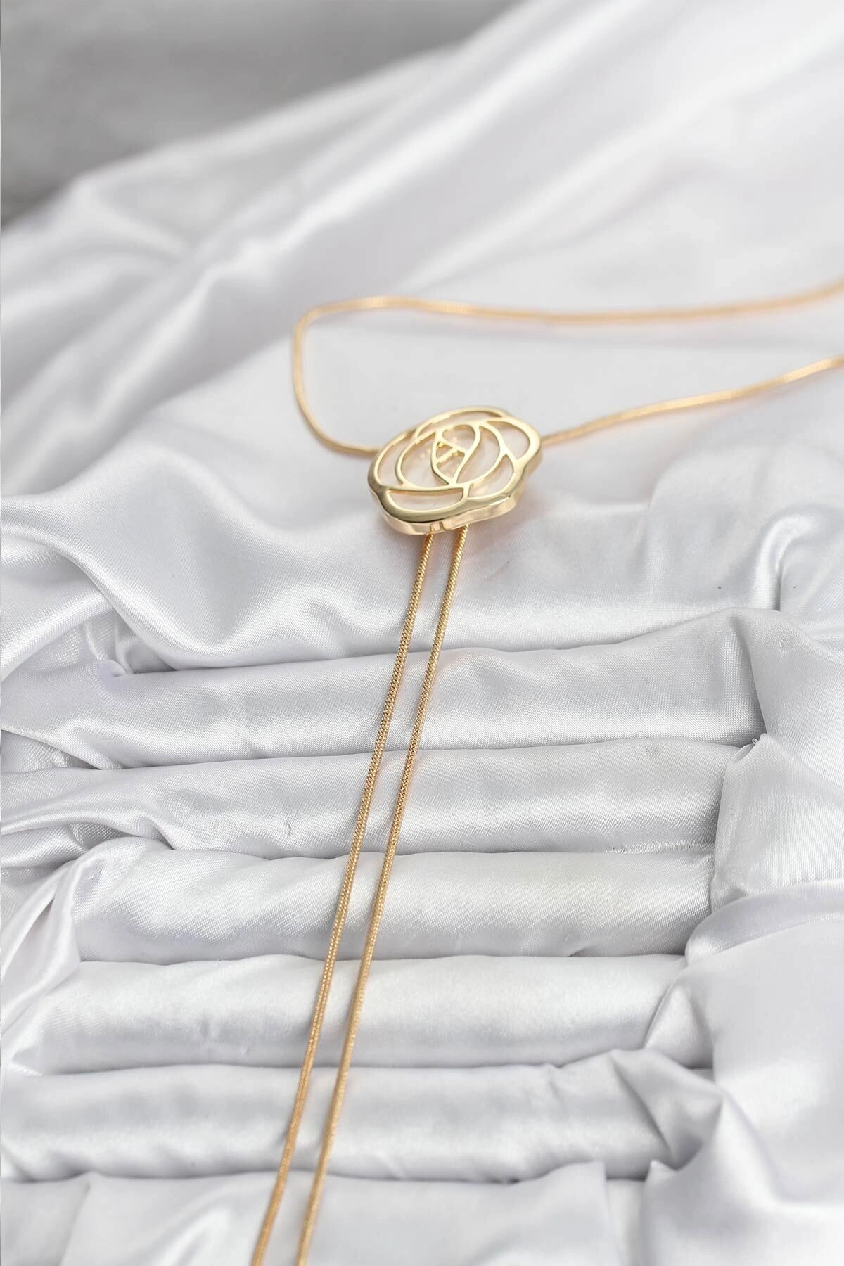 Pirinç Gold Renk Gül Model Asansörlü Kadın Kolye-1