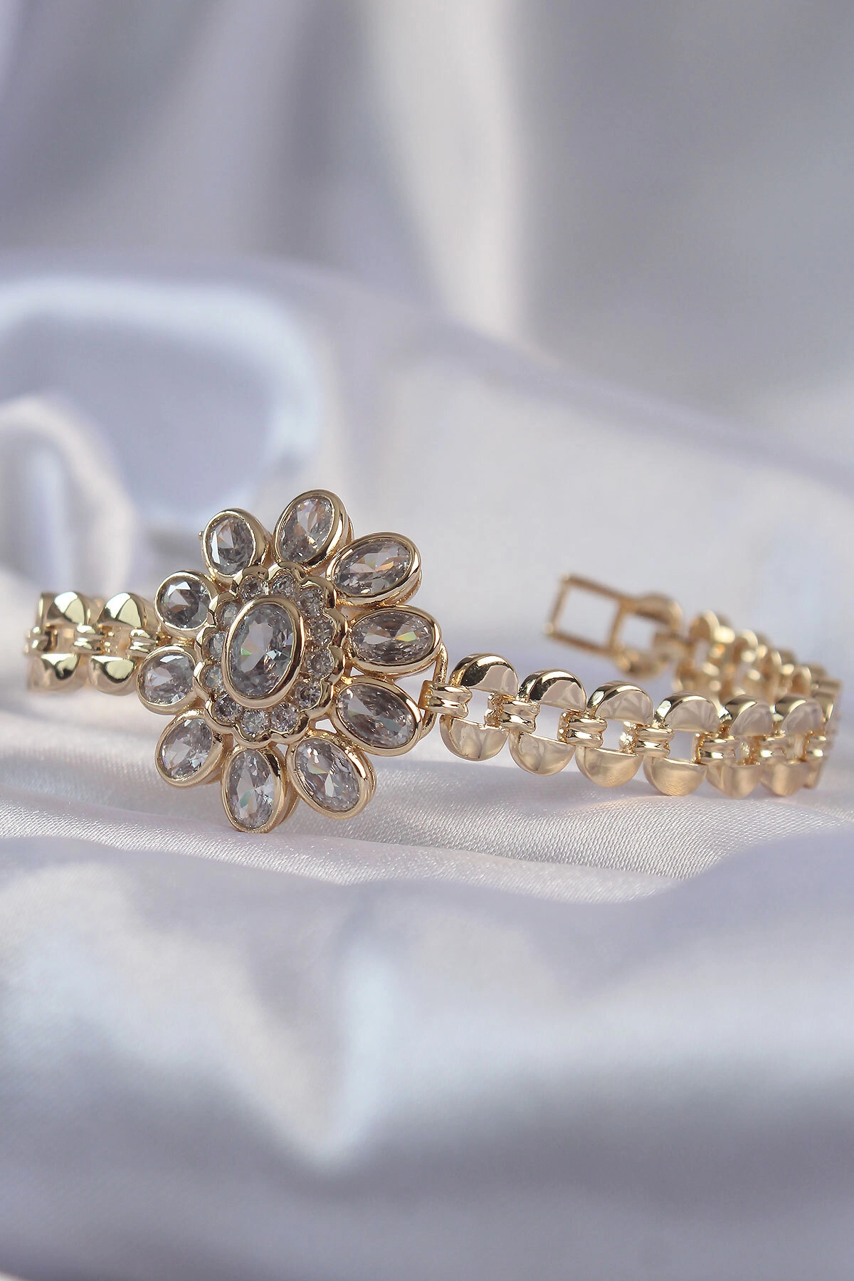 Pirinç Gold Renk İri Zirkon Taşlı Çiçek Figürlü Bileklik-1