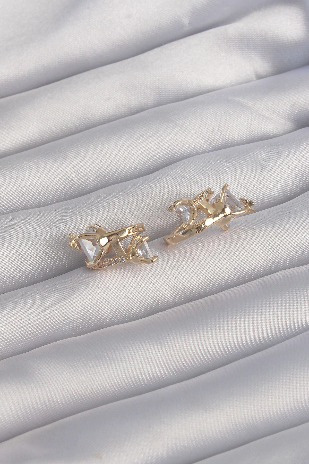 Pirinç Gold Renk İri Zirkon Taşlı Kıvrımlı Minimal Kelebekli Halka Küpe-0