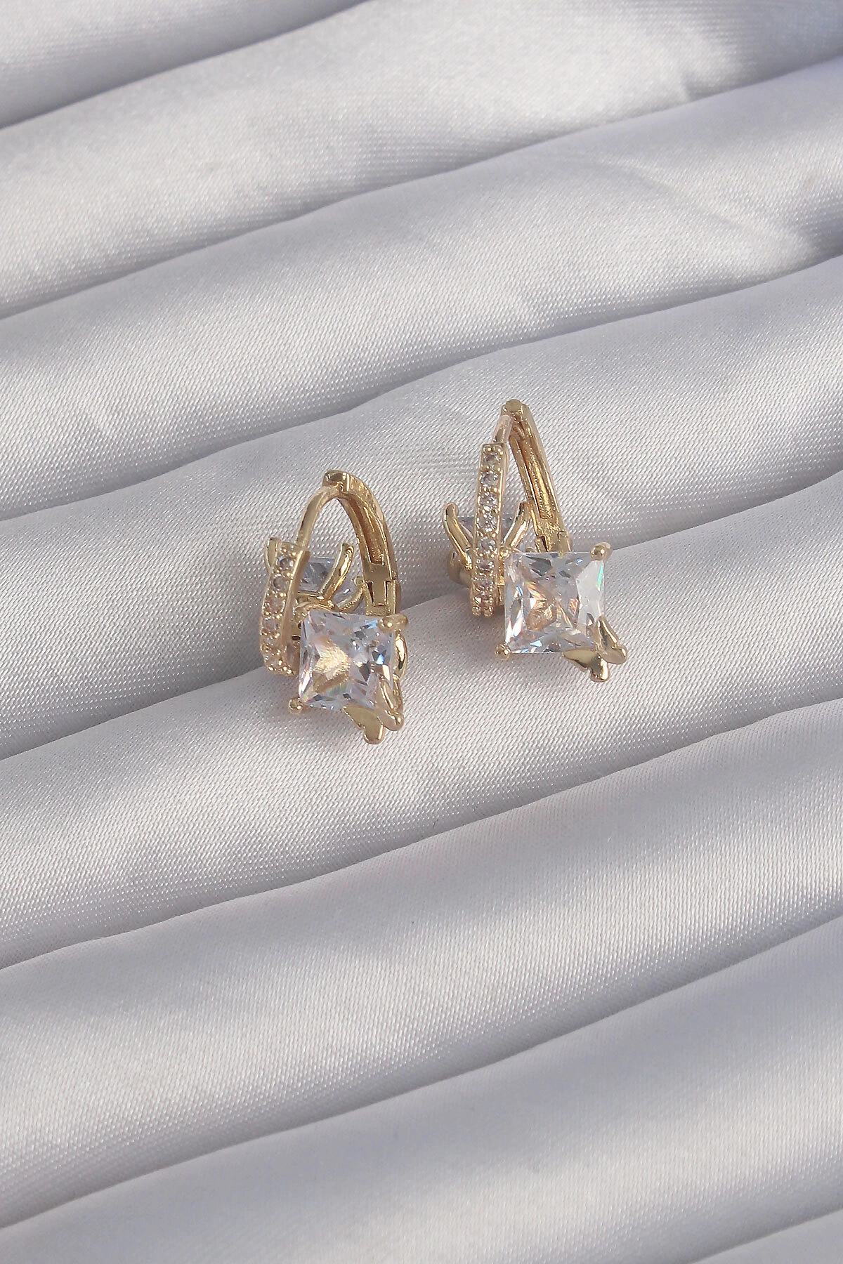 Pirinç Gold Renk İri Zirkon Taşlı Kıvrımlı Minimal Kelebekli Halka Küpe-1