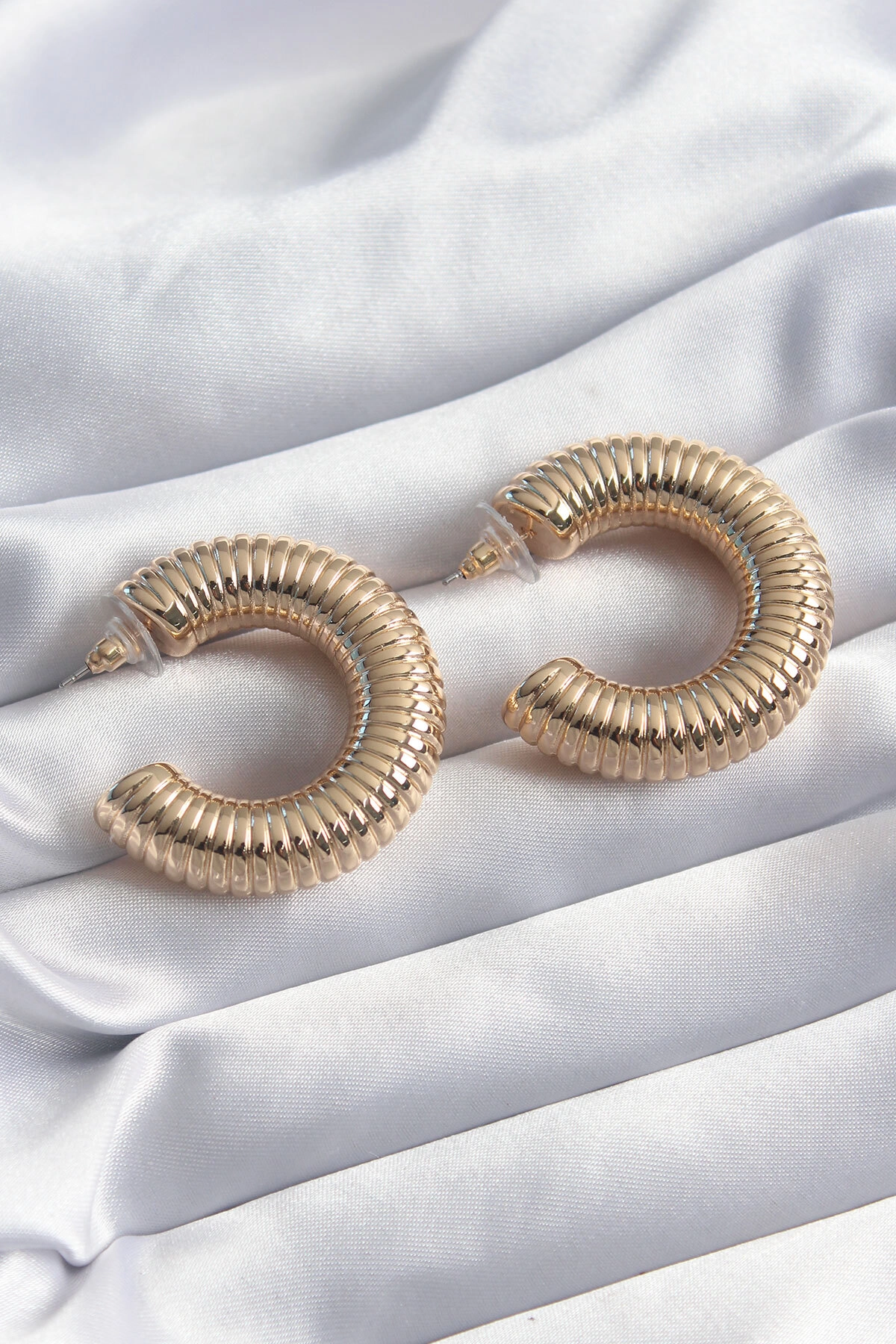 Pirinç Gold Renk İşleme Detay Halka Model Kadın Küpe-0