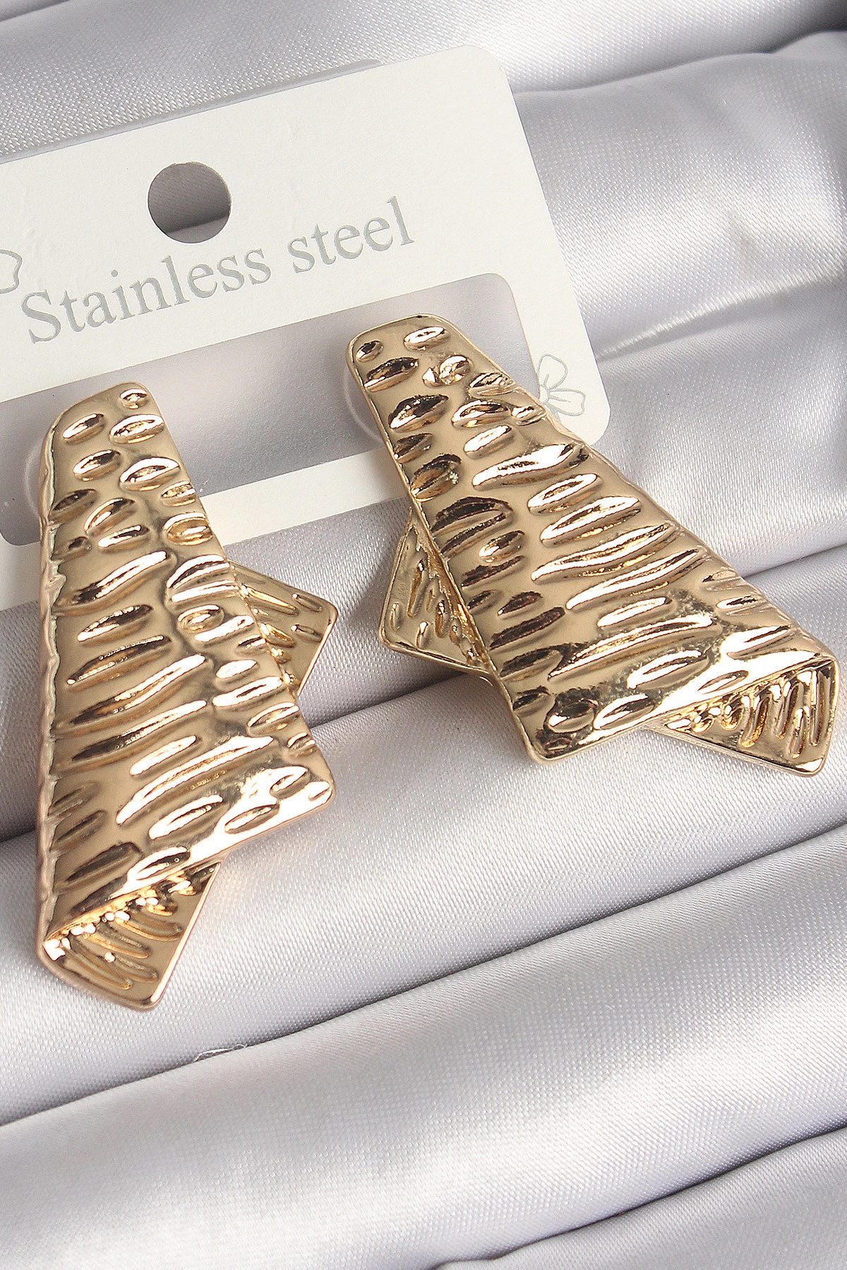 Pirinç Gold Renk İşleme Detaylı Katlanmış Kare Plaka Model Kadın Küpe-0