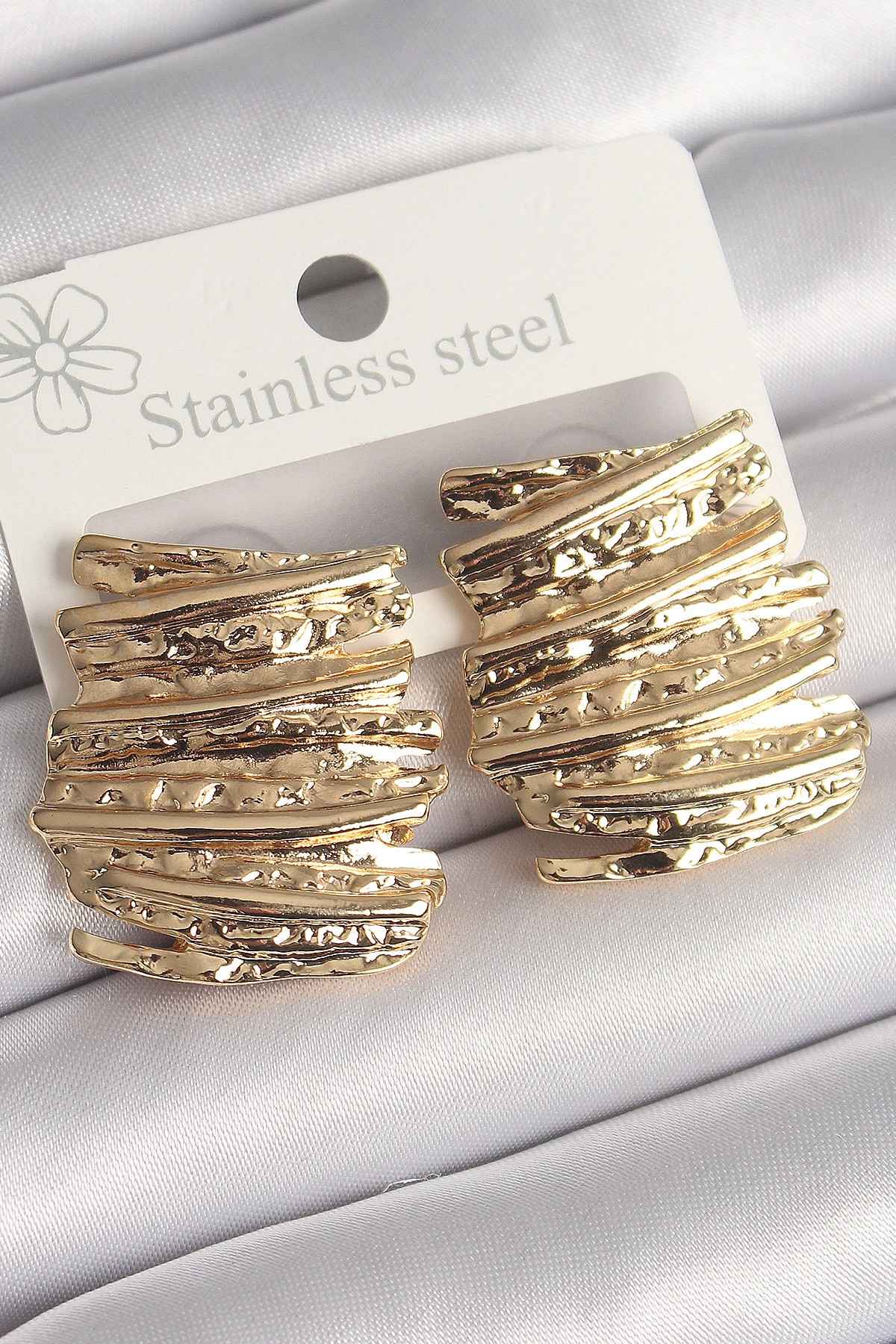 Pirinç Gold Renk İşlemeli Kare Plaka Model Kadın Küpe-0