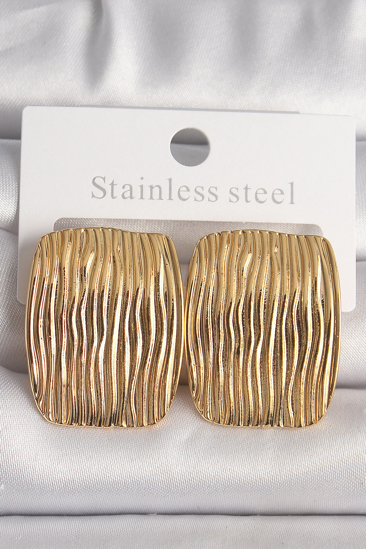 Pirinç Gold Renk İşlemeli Kare Plaka Model Kadın Küpe-0