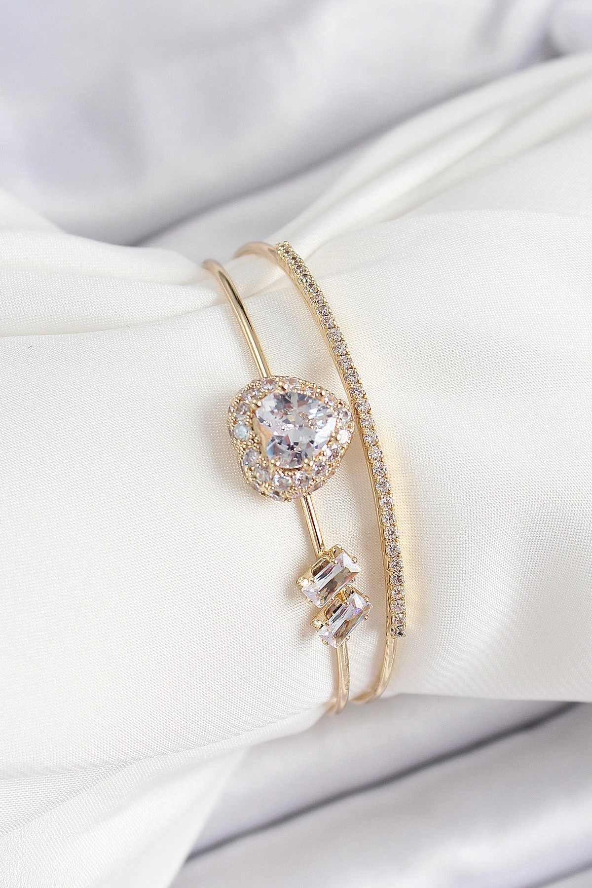 Pirinç Gold Renk Kalpli Zirkon Taşlı Kadın Bileklik-0