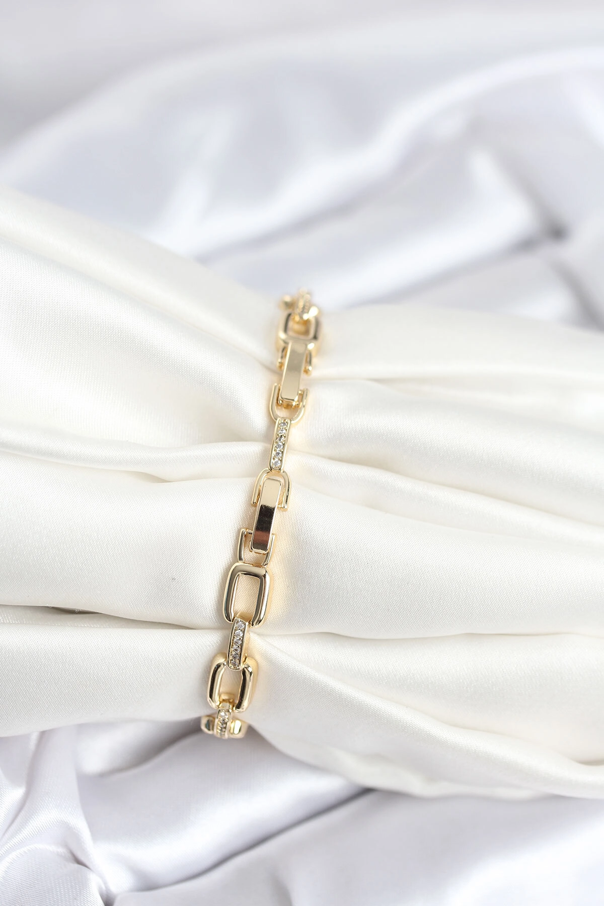 Pirinç Gold Renk Kare Zincir Model Zirkon Taşlı Kadın Bileklik-1