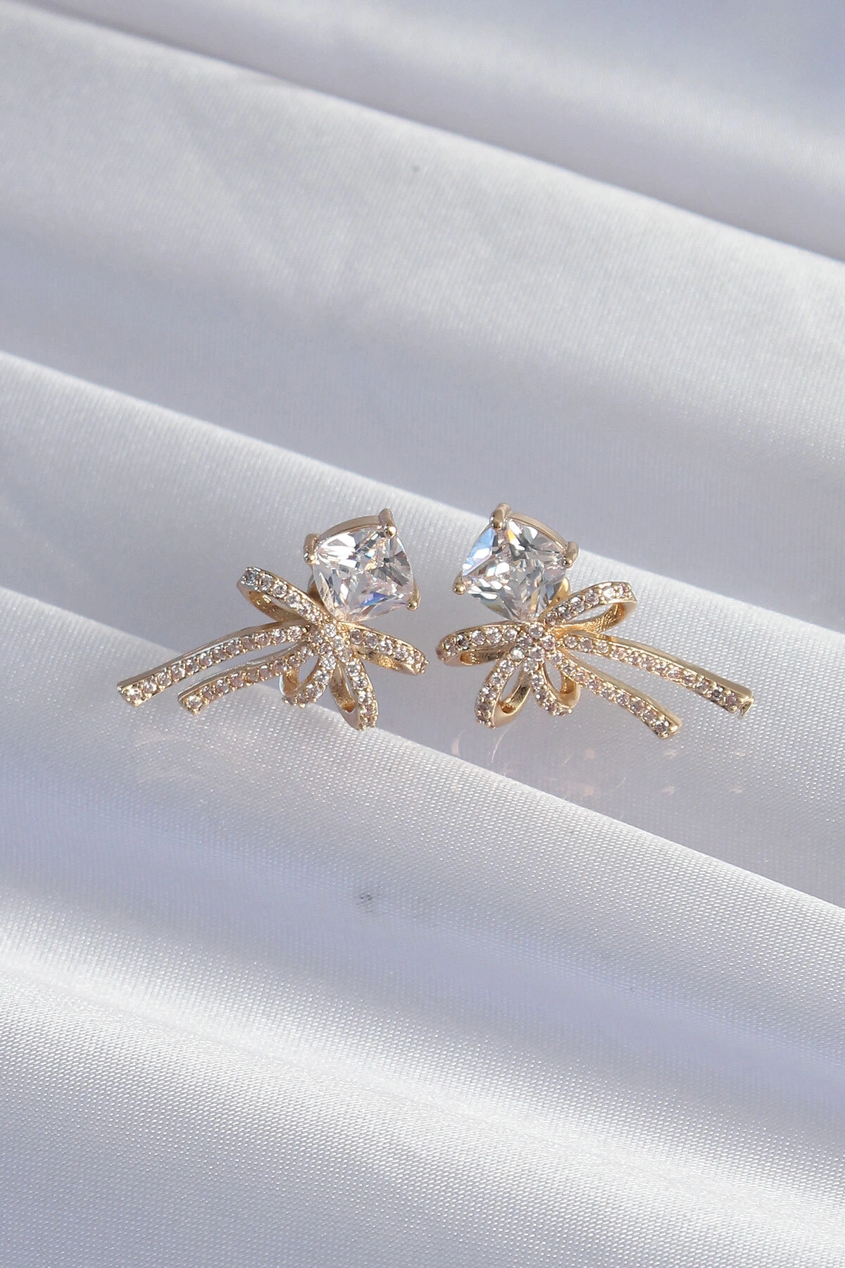 Pirinç Gold Renk Kare Zirkon Taşlı Fiyonk Küpe-1