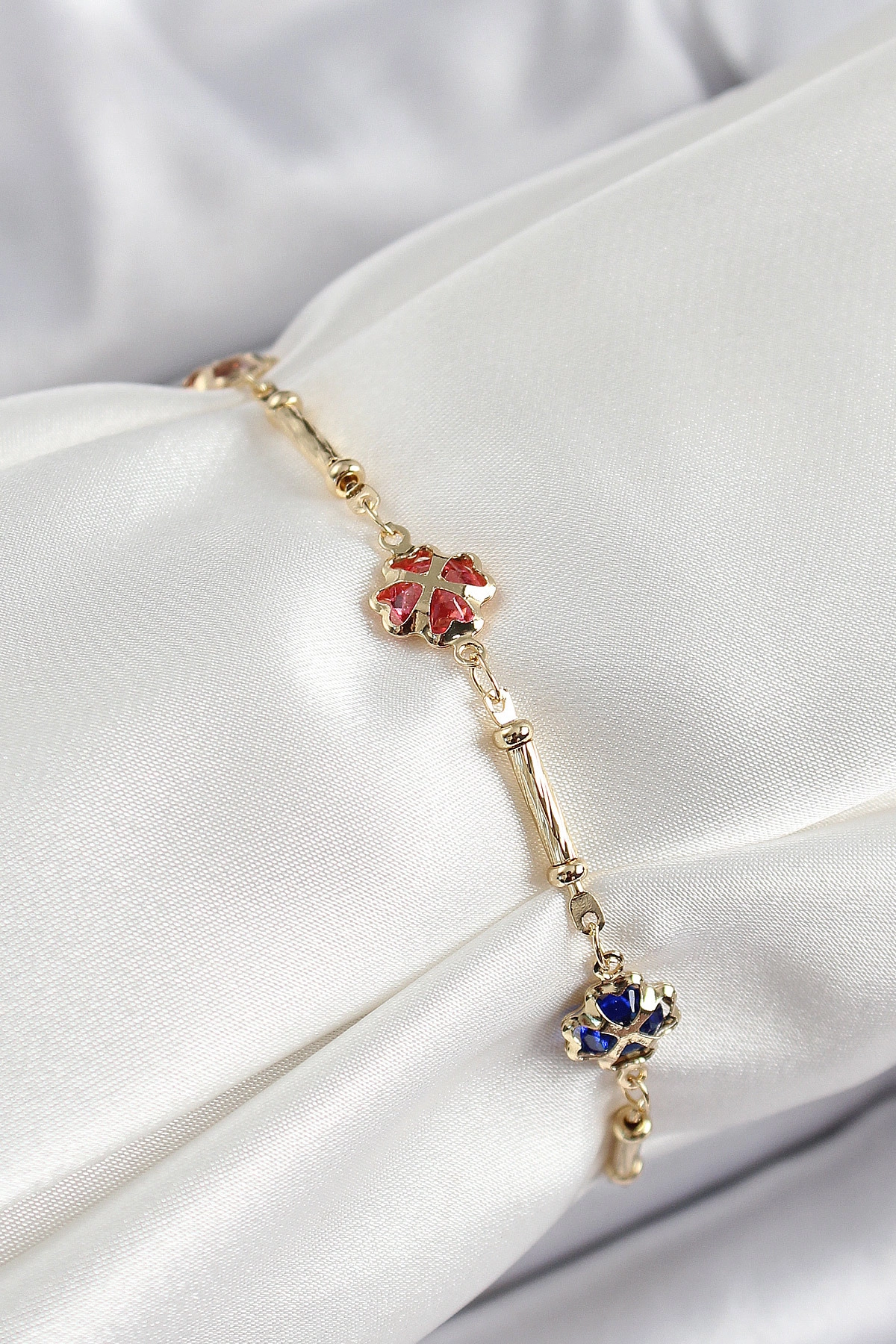 Pirinç Gold Renk Karışık Renk Yonca Zirkon Taşlı Kadın Bileklik-0