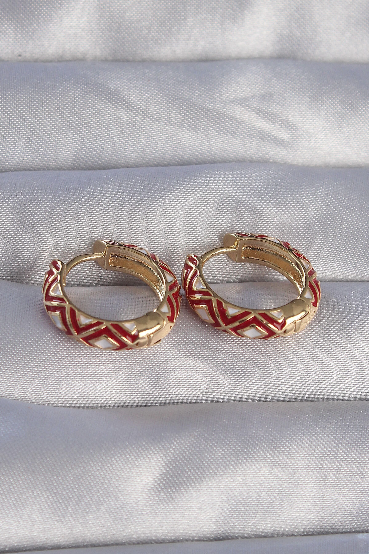 Pirinç Gold Renk Kırmızı Etnik Desenli Halka Küpe-1