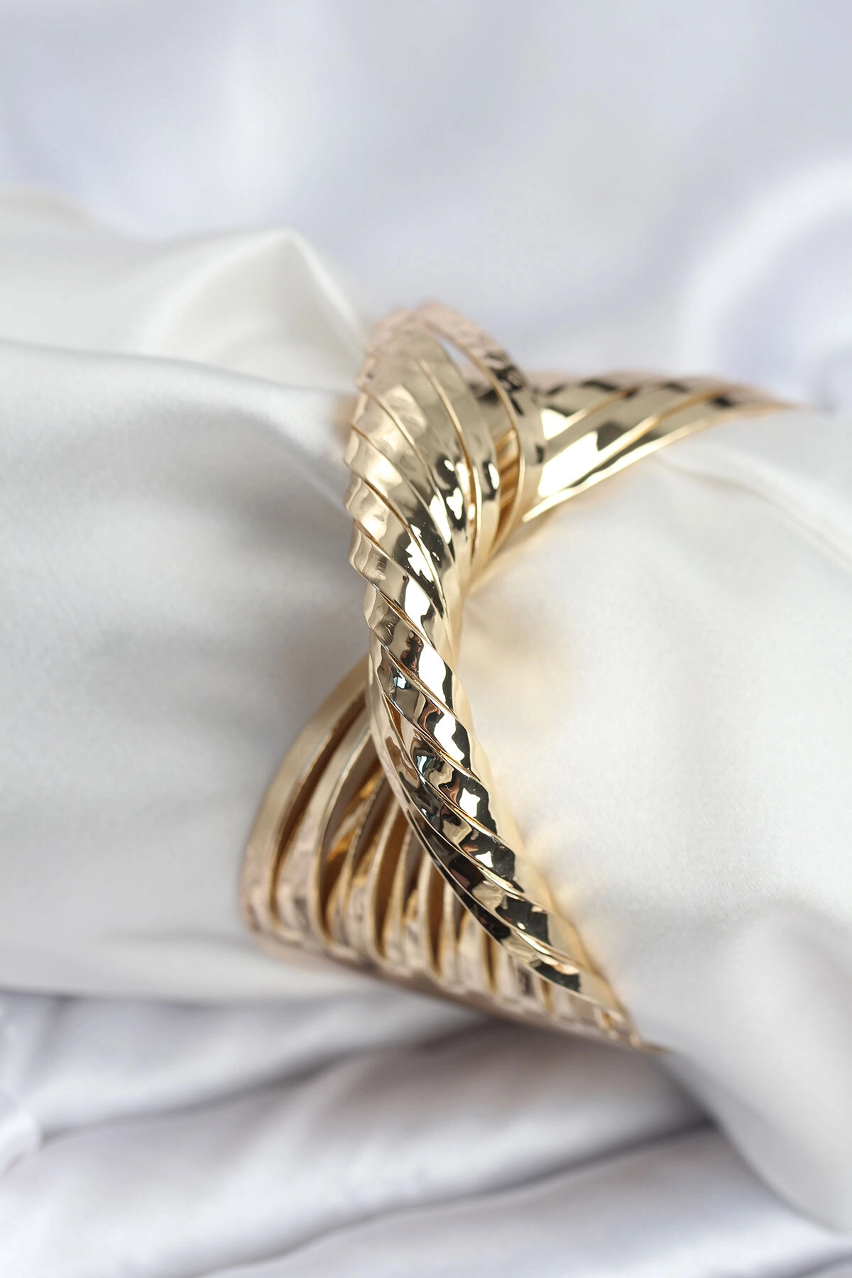 Pirinç Gold Renk Kıvrımlı Yarım Kelepçe Bileklik-0