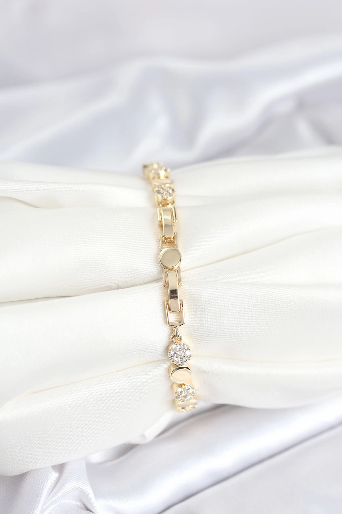 Pirinç Gold Renk Nokta Model Zirkon Taşlı Kadın Bileklik-1