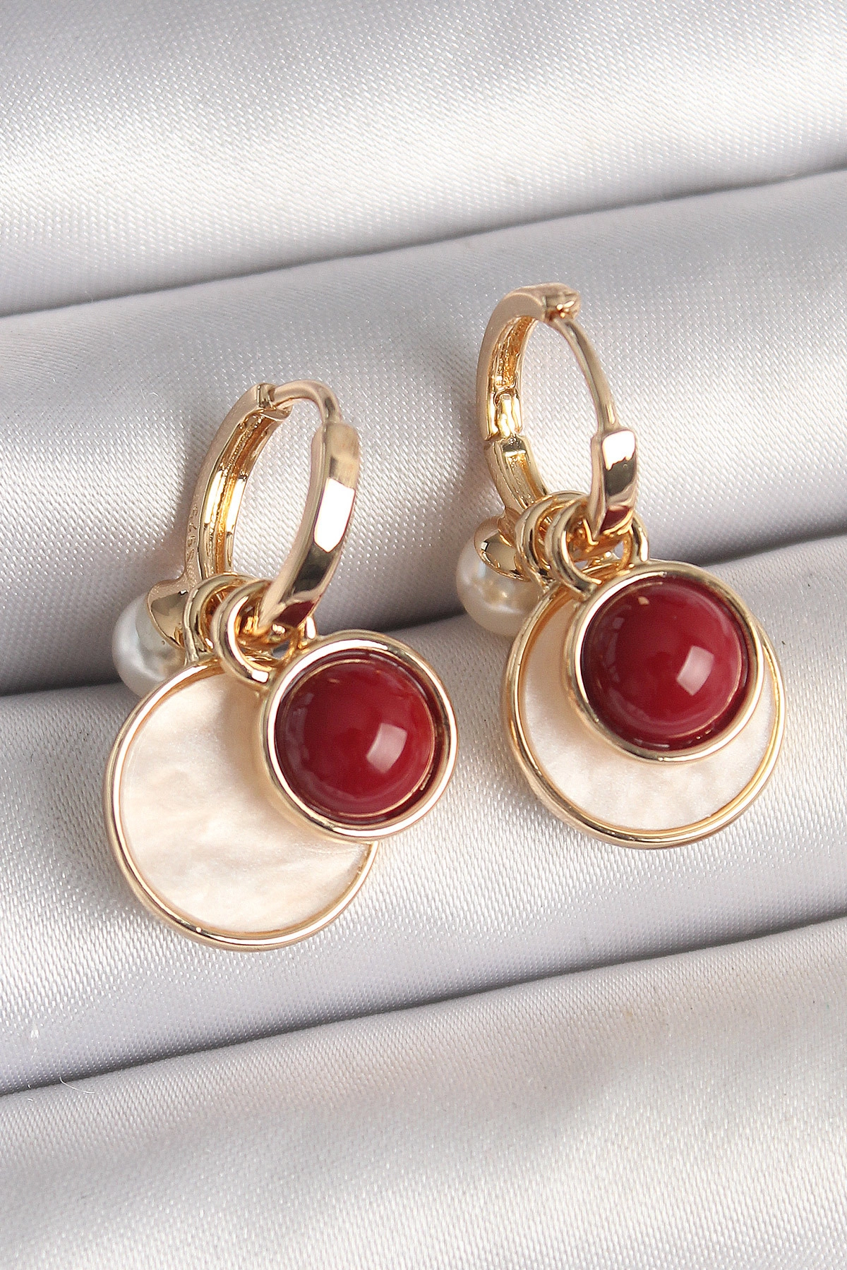 Pirinç Gold Renk Sallantı Beyaz Mineli Bordo Detay Kadın Küpe-0