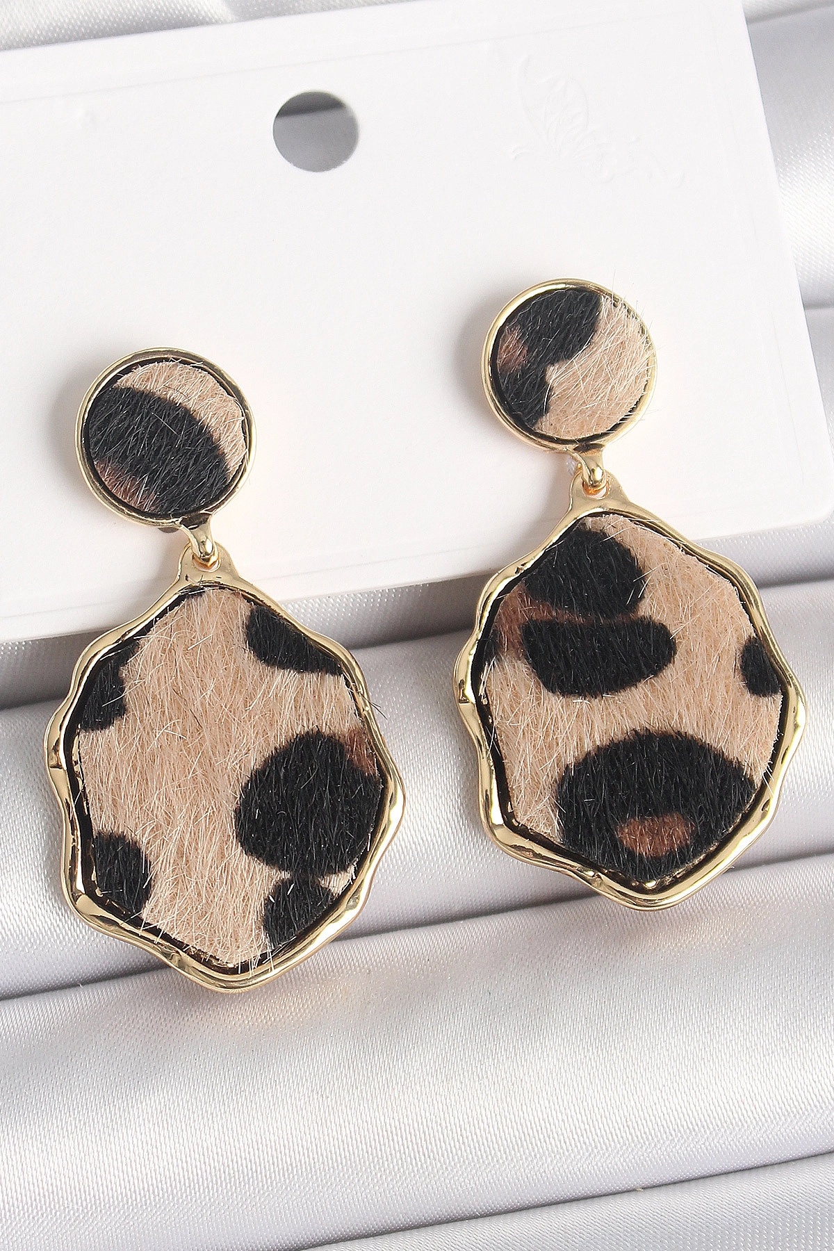 Pirinç Gold Renk Sallantı Leopar Desen Plaka Model Kadın Küpe-0