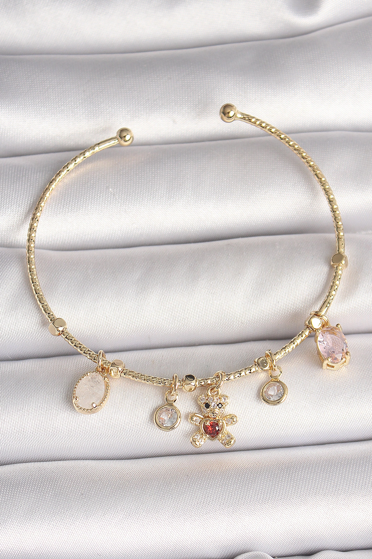 Pirinç Gold Renk Sallantı Zirkon Taşlı Ayıcık Figür Kırmızı Kalp Detay Charm Kadın Bileklik-0