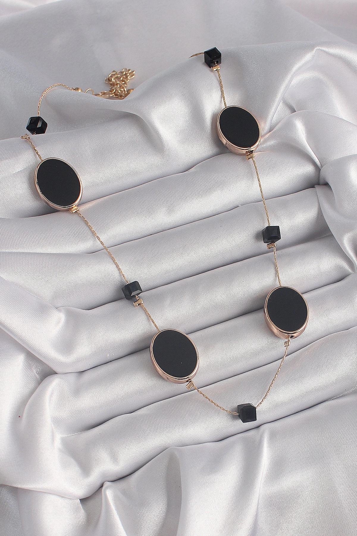 Pirinç Gold Renk Siyah Renk Oval Siyah Küp Detay Kadın Kolye-1