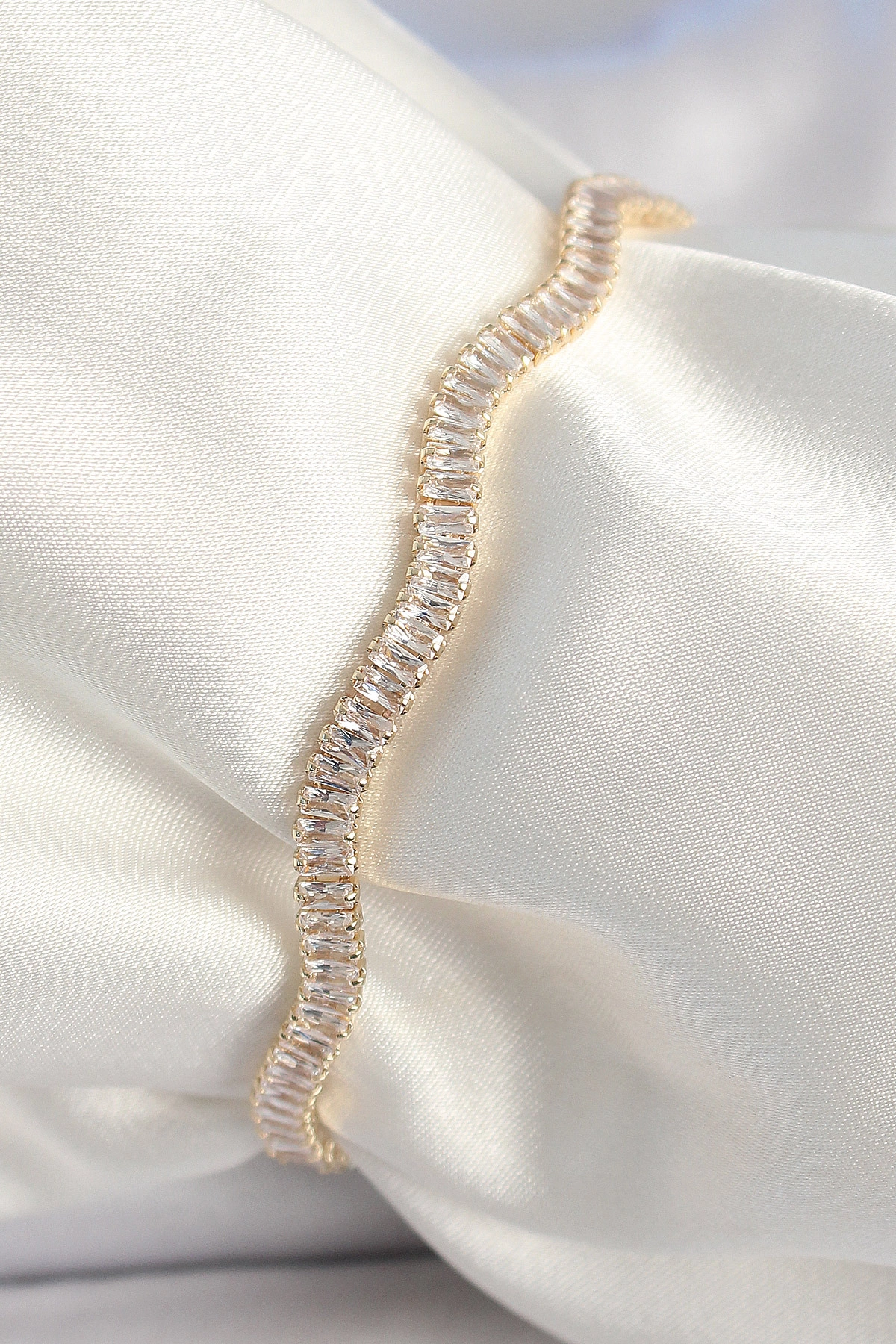 Pirinç Gold Renk Su Yolu Zirkon Taşlı Model Kadın Bileklik-0