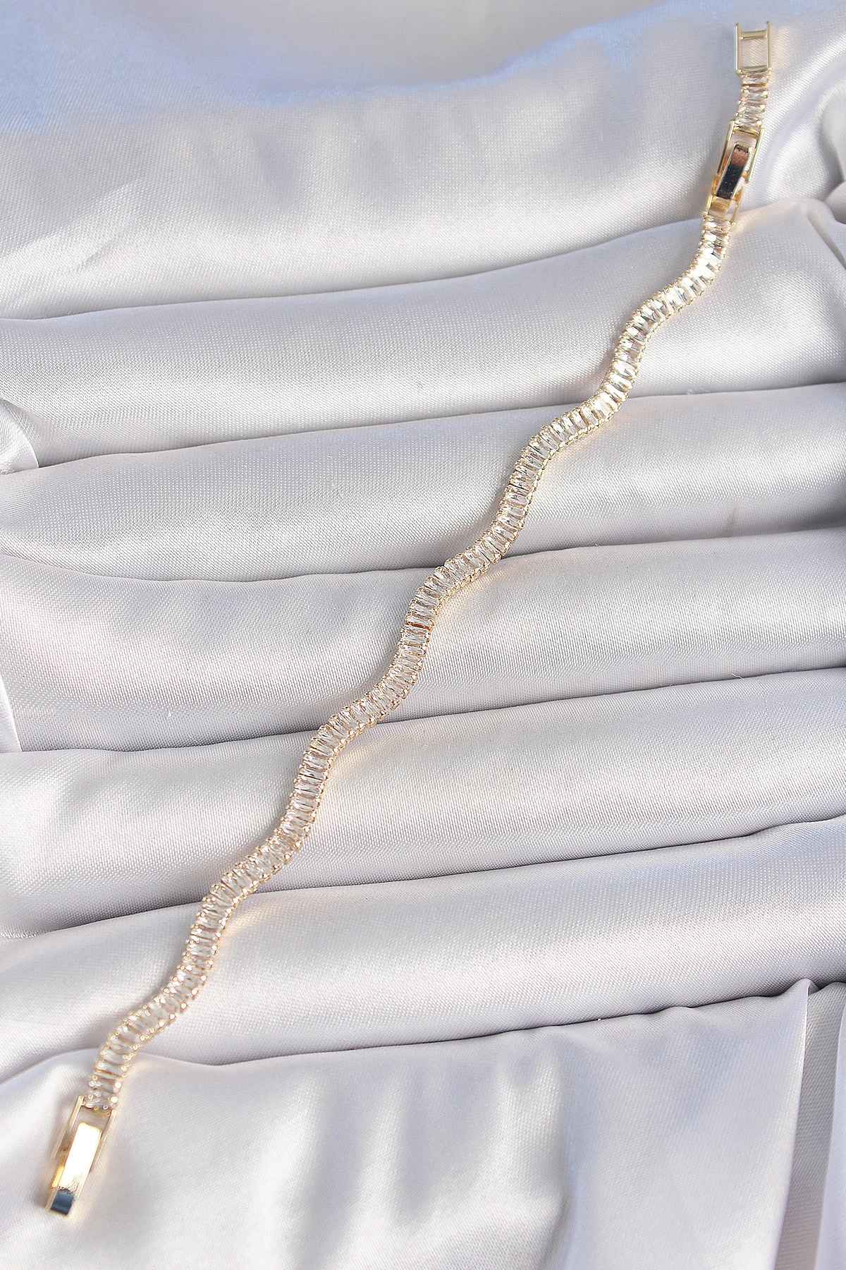 Pirinç Gold Renk Su Yolu Zirkon Taşlı Model Kadın Bileklik-1