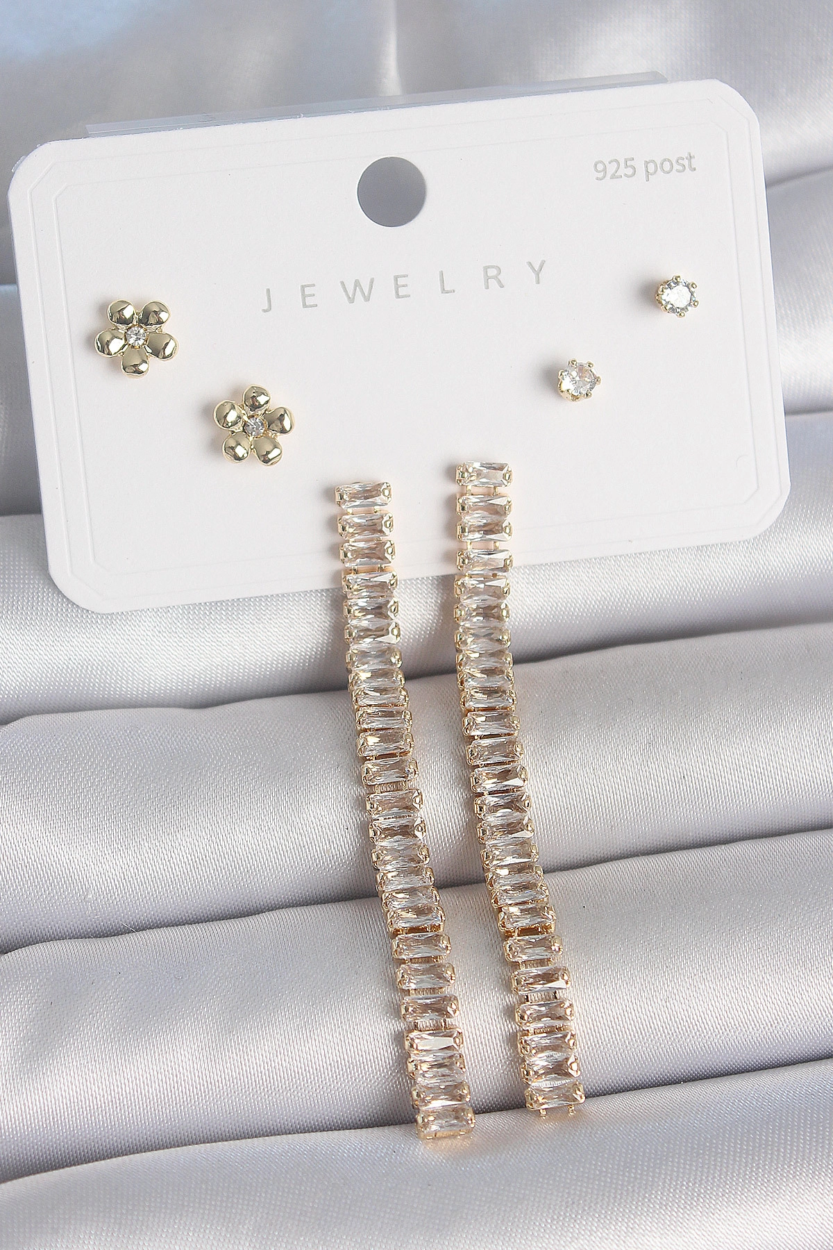 Pirinç Gold Renk Su Yolu Zirkon Taşlı Sallantı Model Çiçek Detay 925 Ayar Gümüş Çivi Kadın Küpe Seti-0