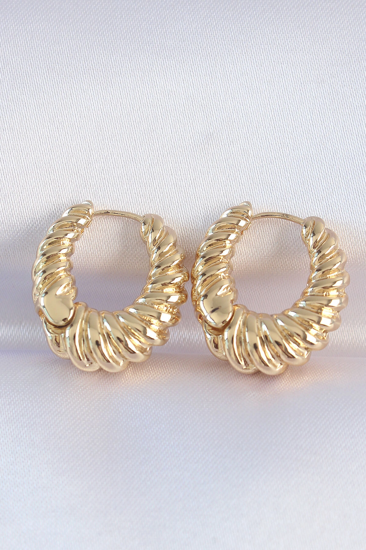 Pirinç Gold Renk Tırtık Detay Bombeli Halka Küpe-0