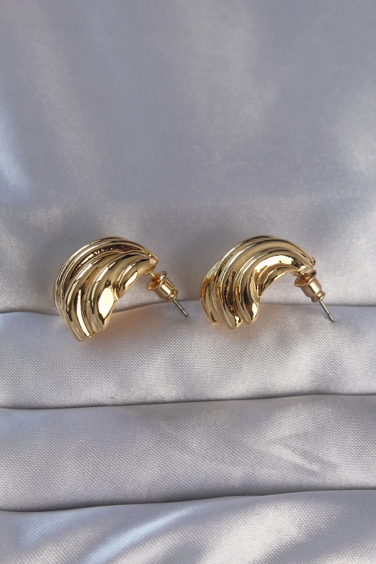 Pirinç Gold Renk Tırtıklı Bombe Model Küpe-1