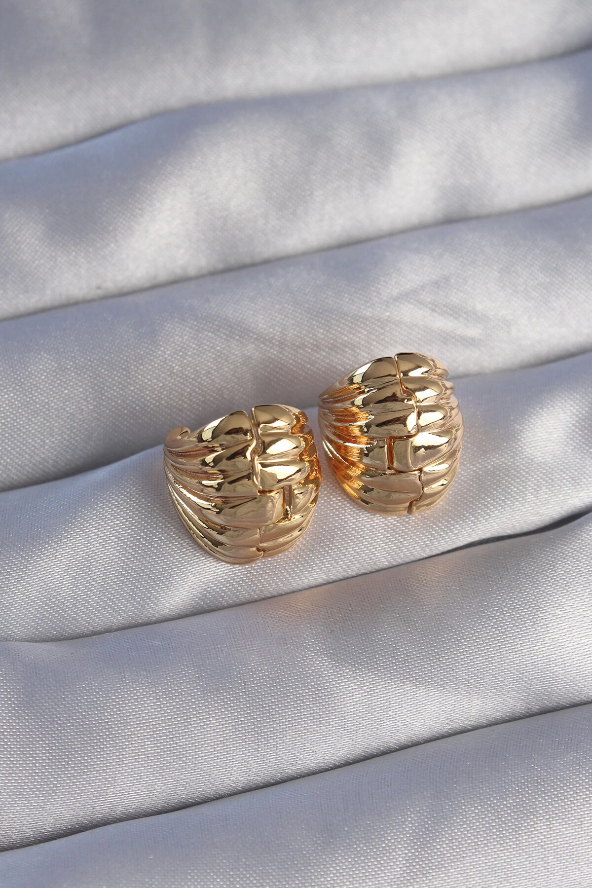 Pirinç Gold Renk Tırtıklı Minimal Bombeli Tasarım Küpe-0