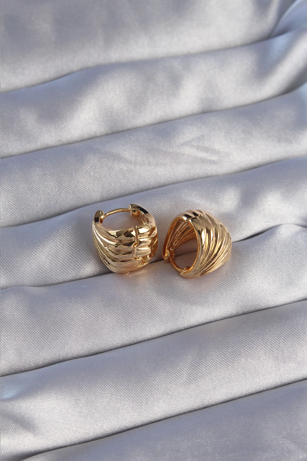 Pirinç Gold Renk Tırtıklı Minimal Bombeli Tasarım Küpe-1