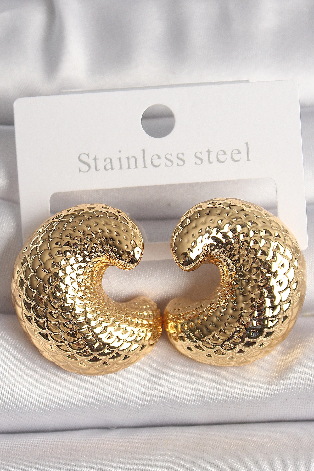 Pirinç Gold Renk Yılan Sırtı İşlemeli Yarım Halka Model Kadın Küpe-0