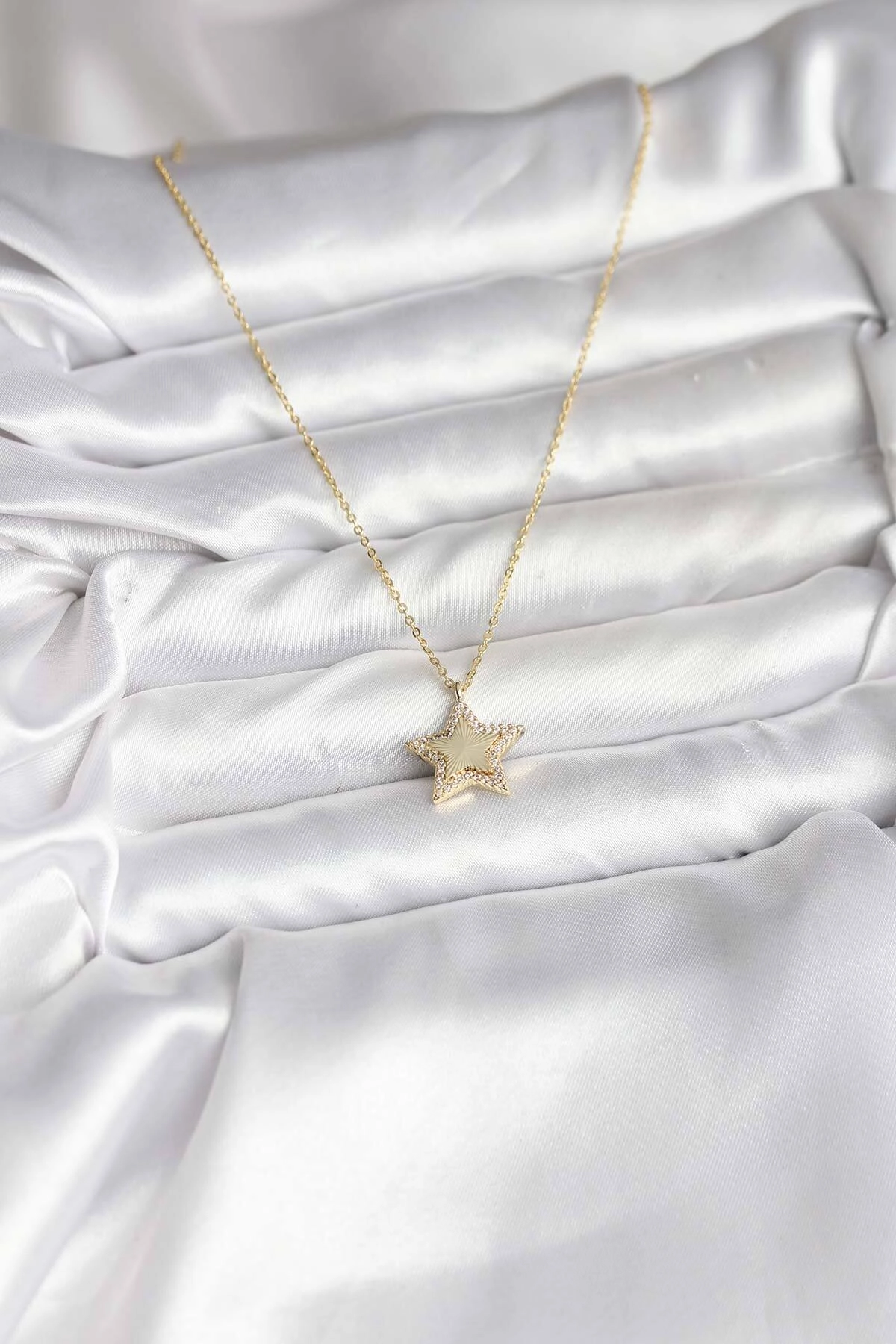 Pirinç Gold Renk Zincirli Yıldızlı Model Kadın Kolye-1