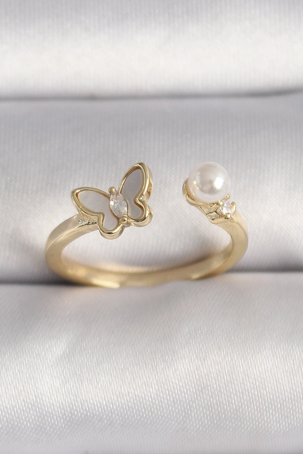 Pirinç Gold Renk Zirkon Taş Detaylı Beyaz Mineli Kelebek Model İnci Detay Ayarlanabilir Yüzük-0