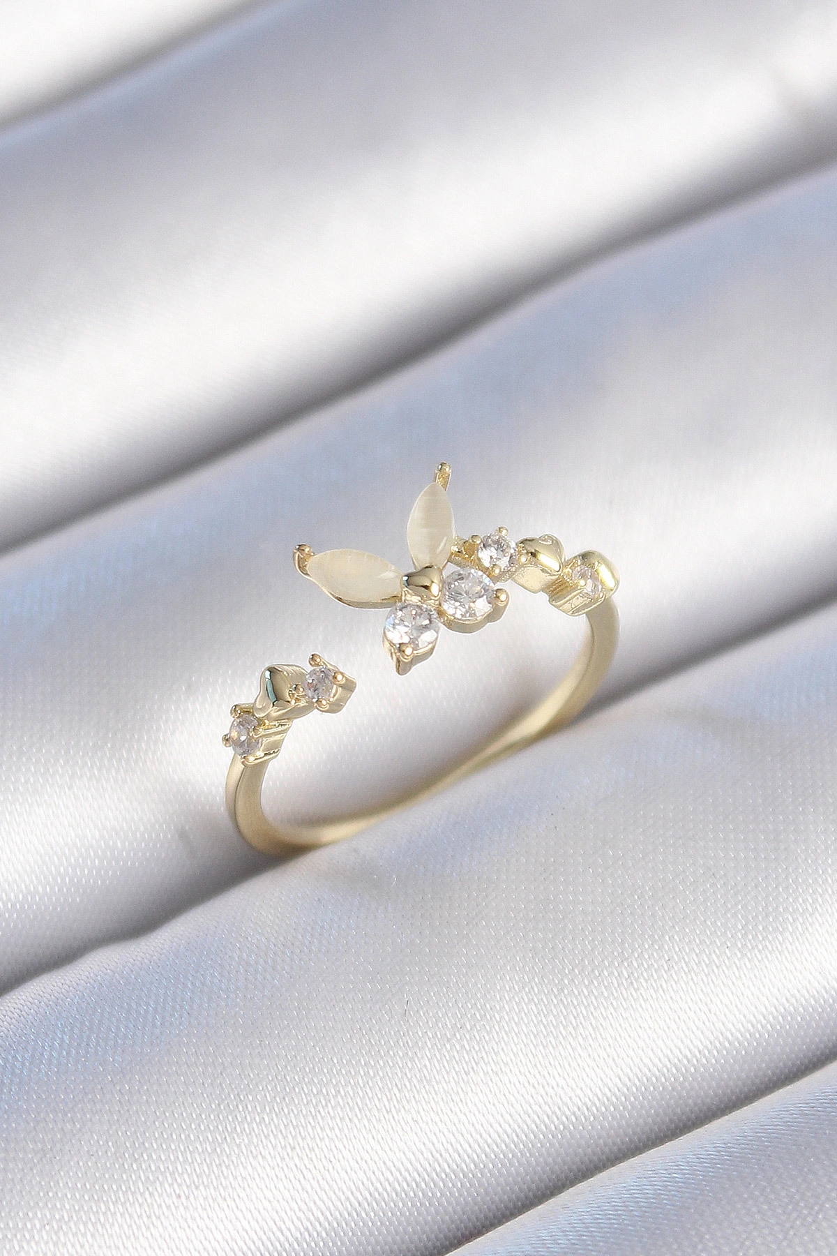 Pirinç Gold Renk Zirkon Taş Detaylı Beyaz Mineli Kelebek Model Kadın Yüzük-0