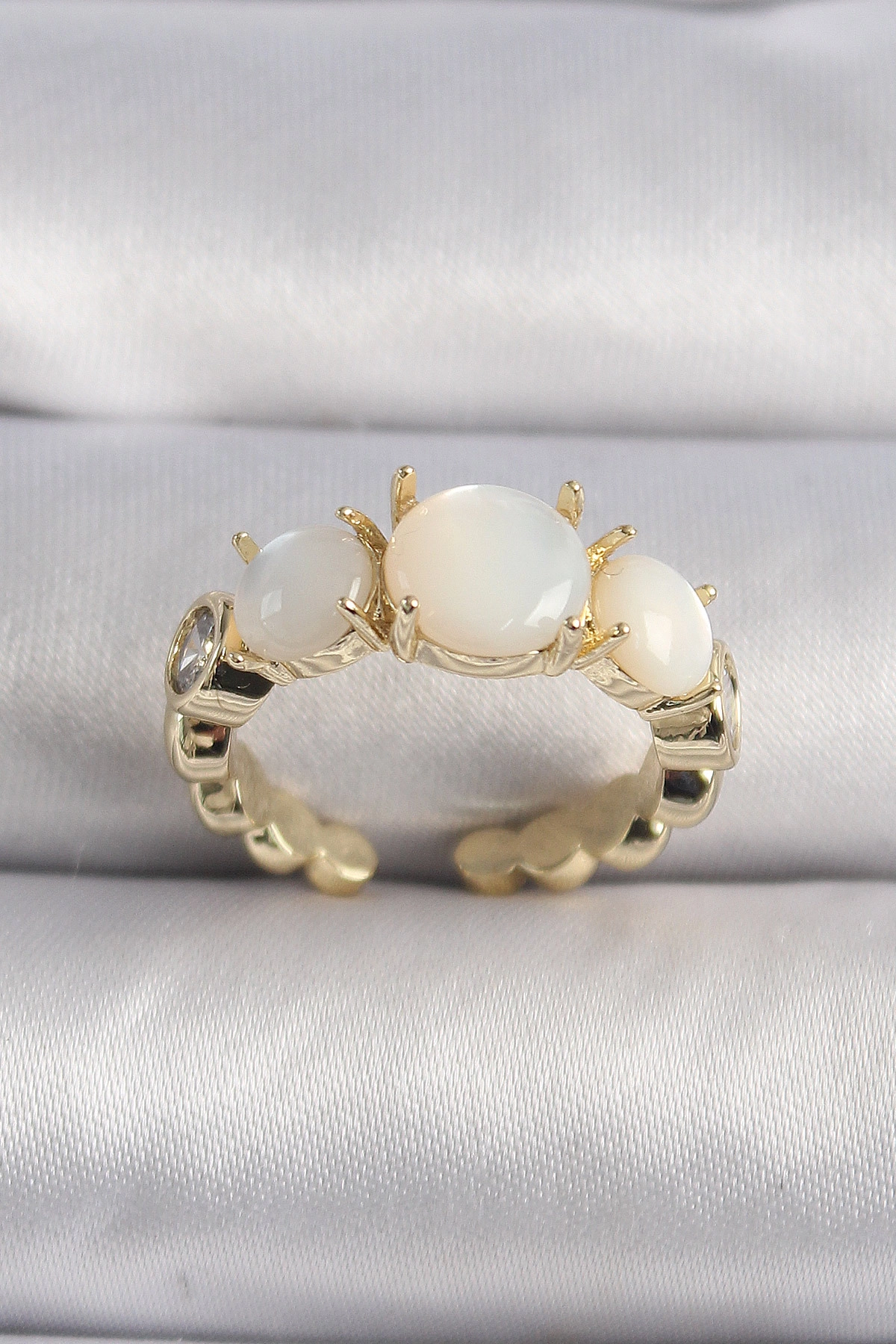 Pirinç Gold Renk Zirkon Taş Detaylı Beyaz Sedefli VIP Seri Kadın Yüzük-0