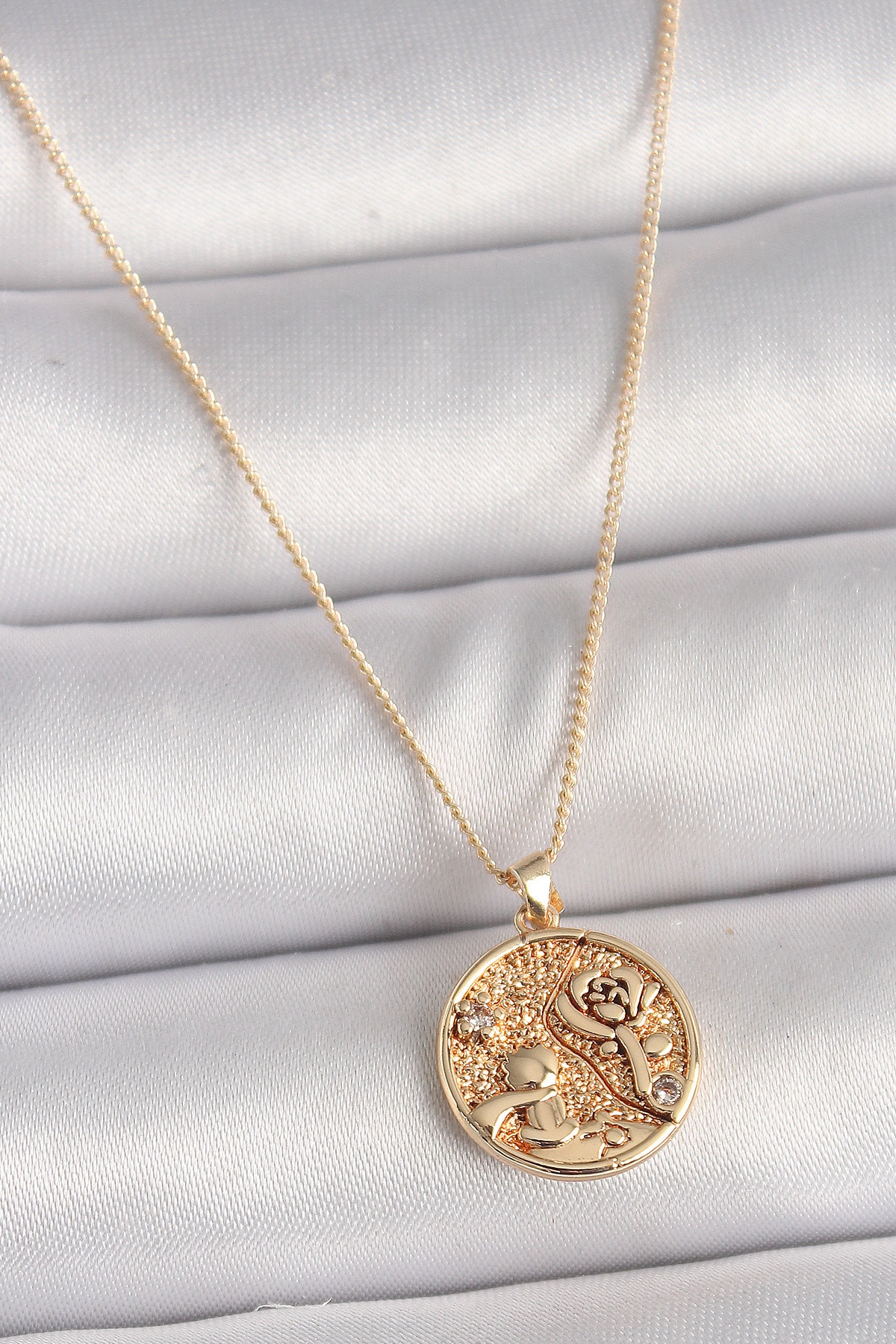 Pirinç Gold Renk Zirkon Taş Detaylı Gül İşleme Madalyon Model Kadın Kolye-0