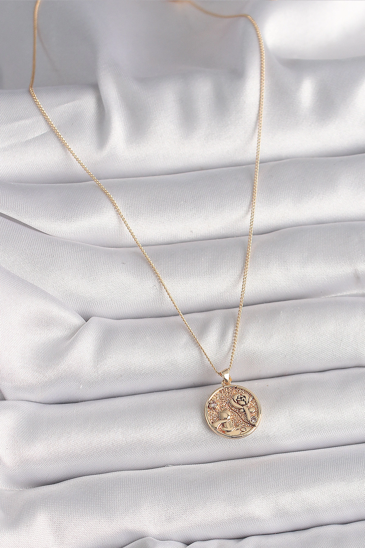 Pirinç Gold Renk Zirkon Taş Detaylı Gül İşleme Madalyon Model Kadın Kolye-1