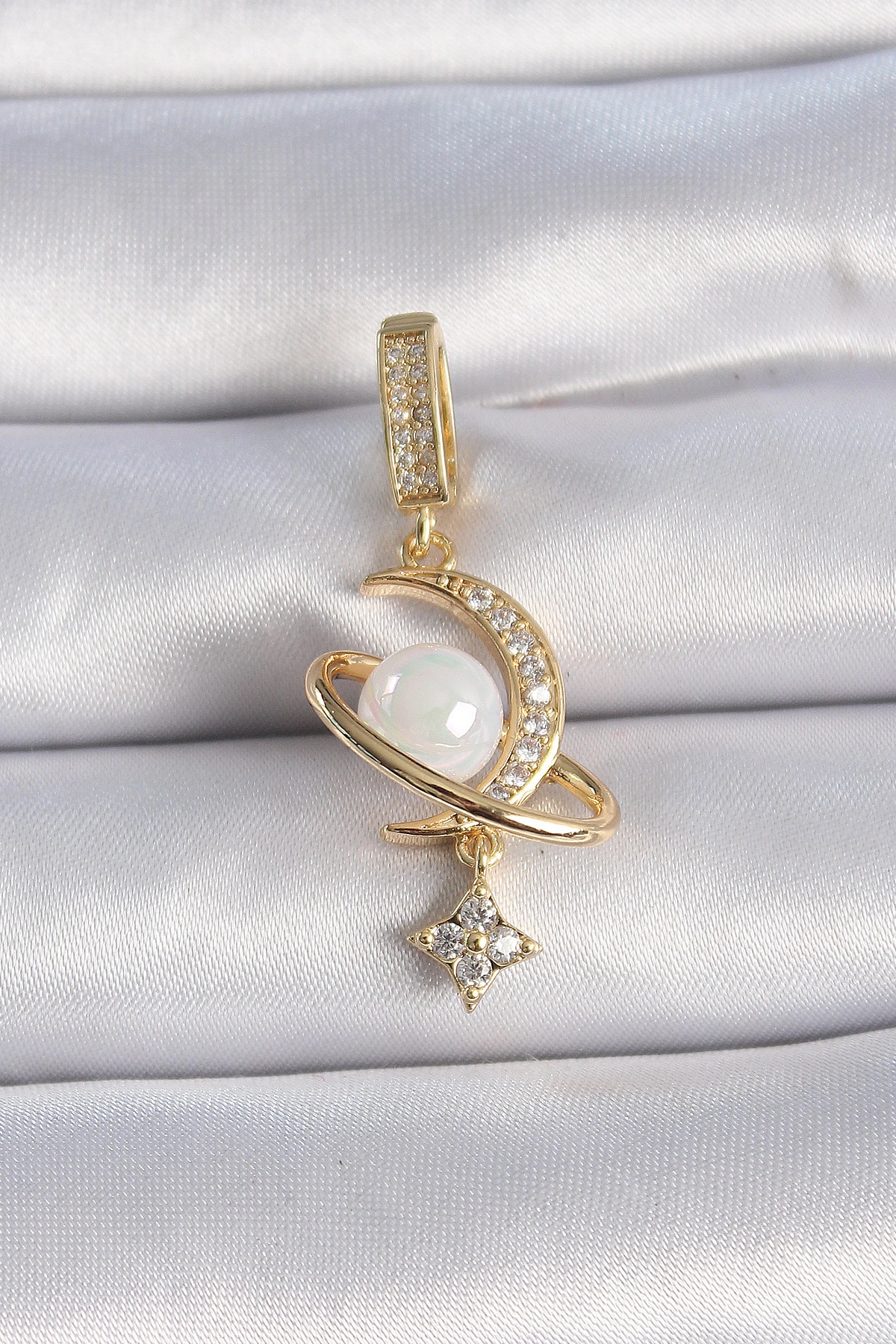 Pirinç Gold Renk Zirkon Taş Detaylı Hilal Model Sallantı İncili Ajda Charm-0