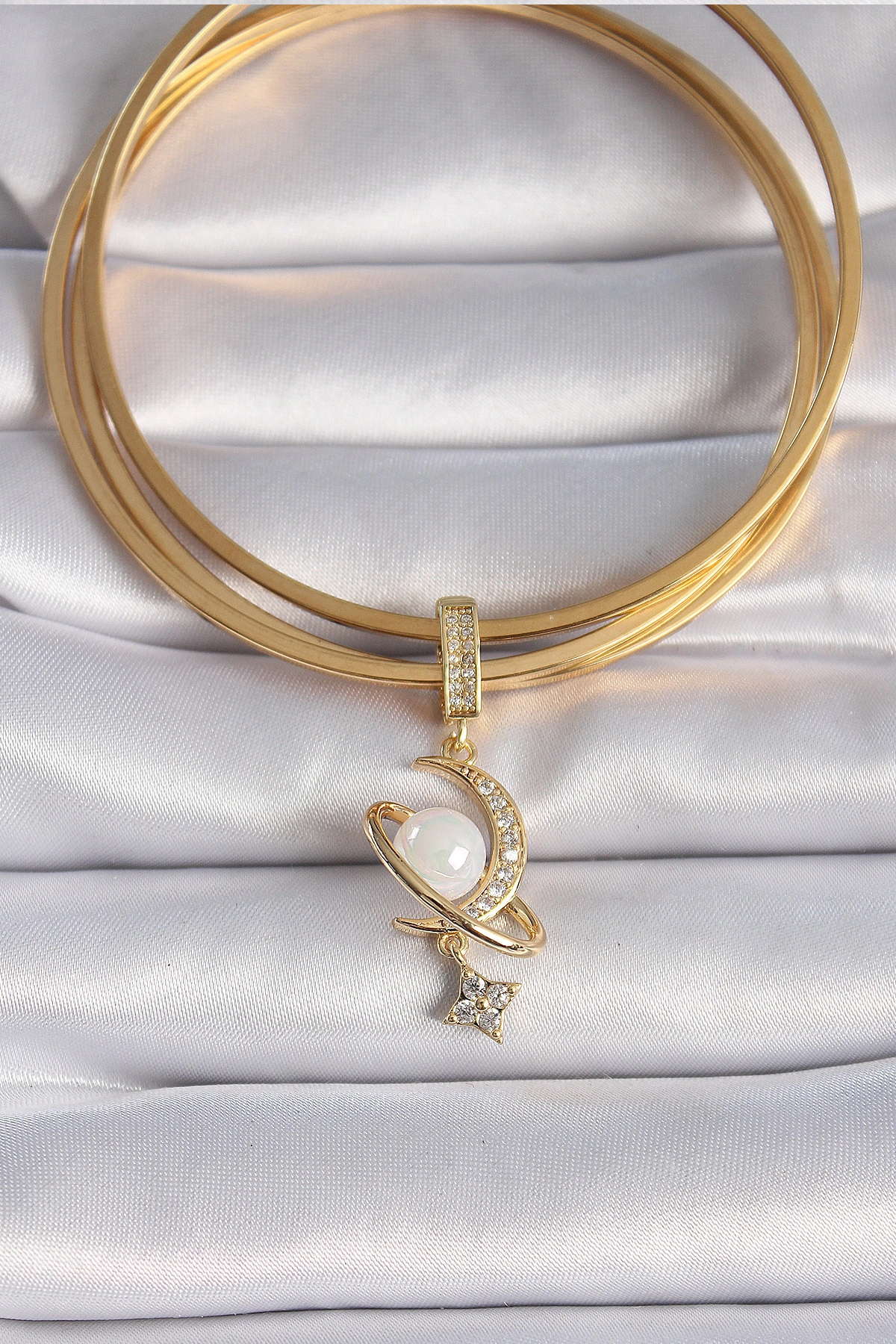 Pirinç Gold Renk Zirkon Taş Detaylı Hilal Model Sallantı İncili Ajda Charm-1